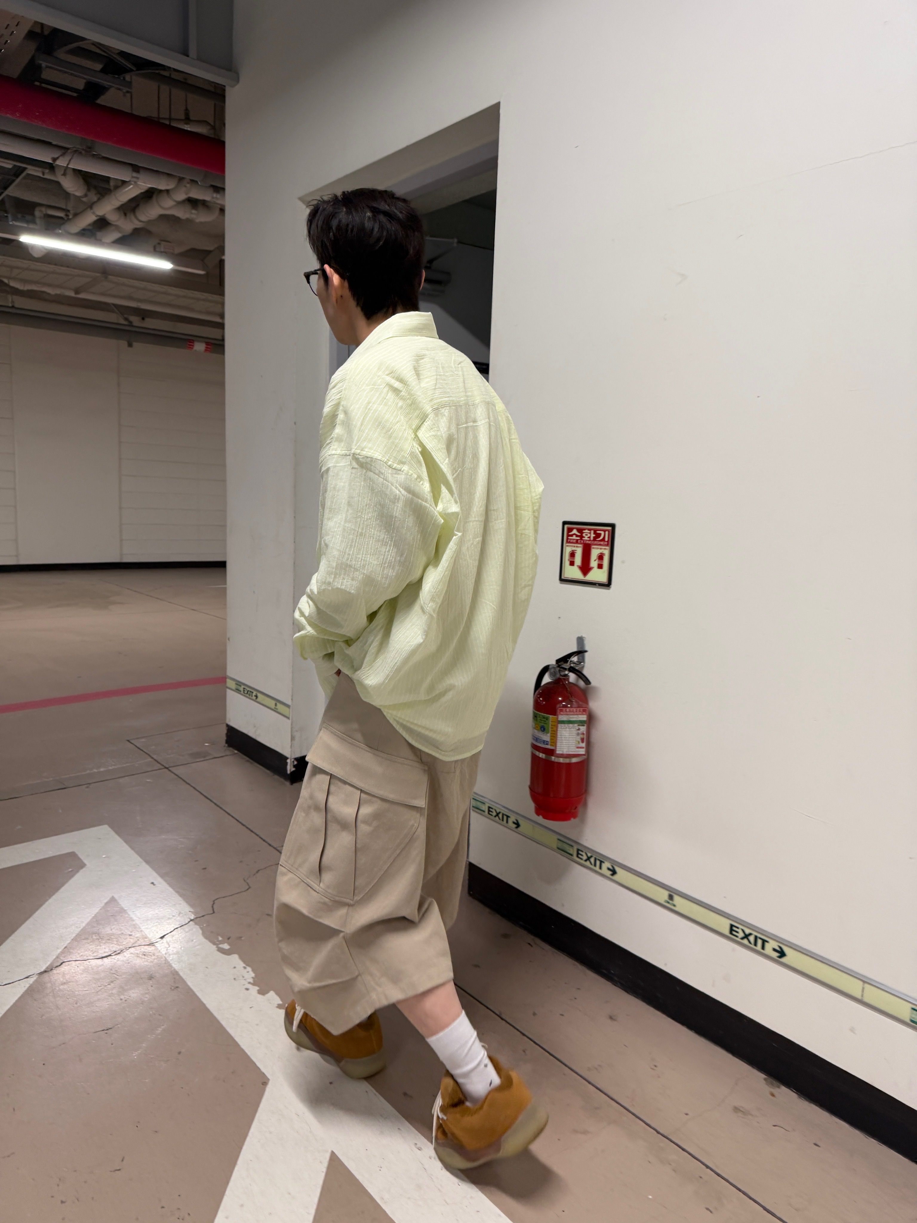 Nonnod Flexible String Pleats Shirt Yellow Stripe, Nonnod Side Cargo Shorts Beige 착용 스타일 - 6