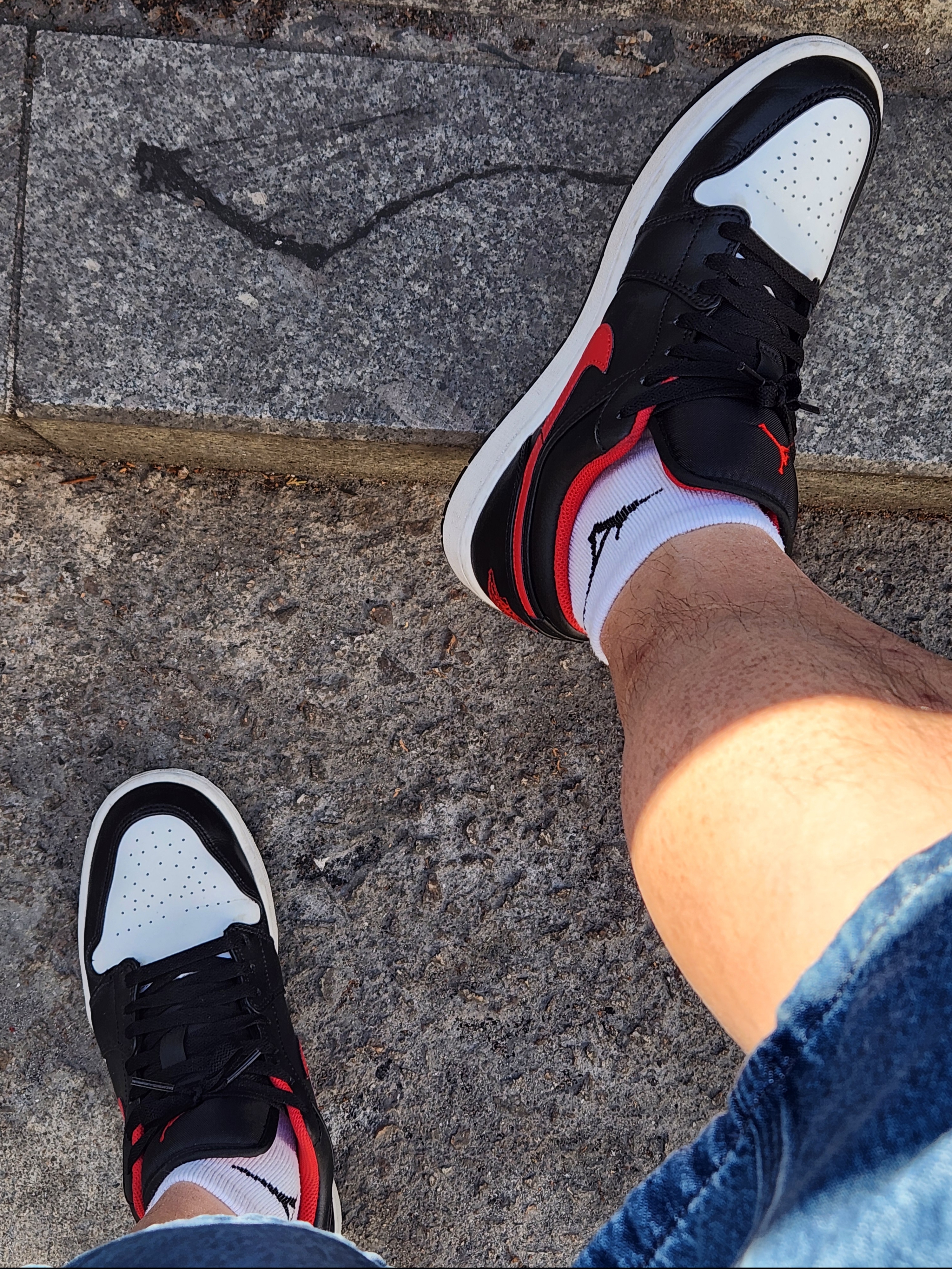 Jordan 1 Low Black Fire Red 착용 스타일 - 1