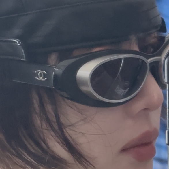 Bsrabbit Jeweled Hunting Cap Black Leather, Chanel Oval Sunglasses Nylon Metal Leather & Black Lenses Grey Gradient 착용 스타일 - 2