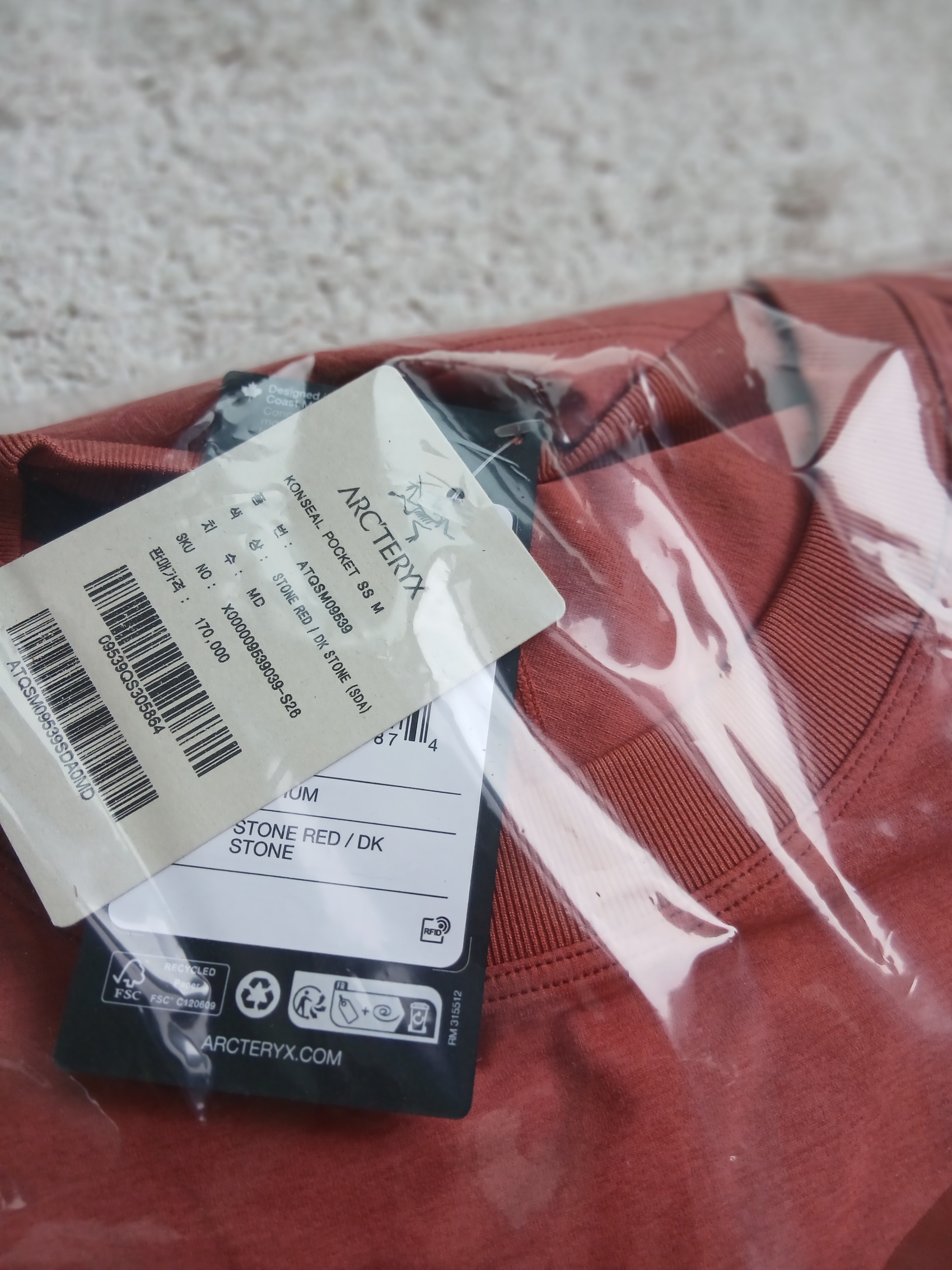 Arc'teryx Konseal Pocket SS T-Shirt Stone Red Dk Stone 착용 스타일 - 6