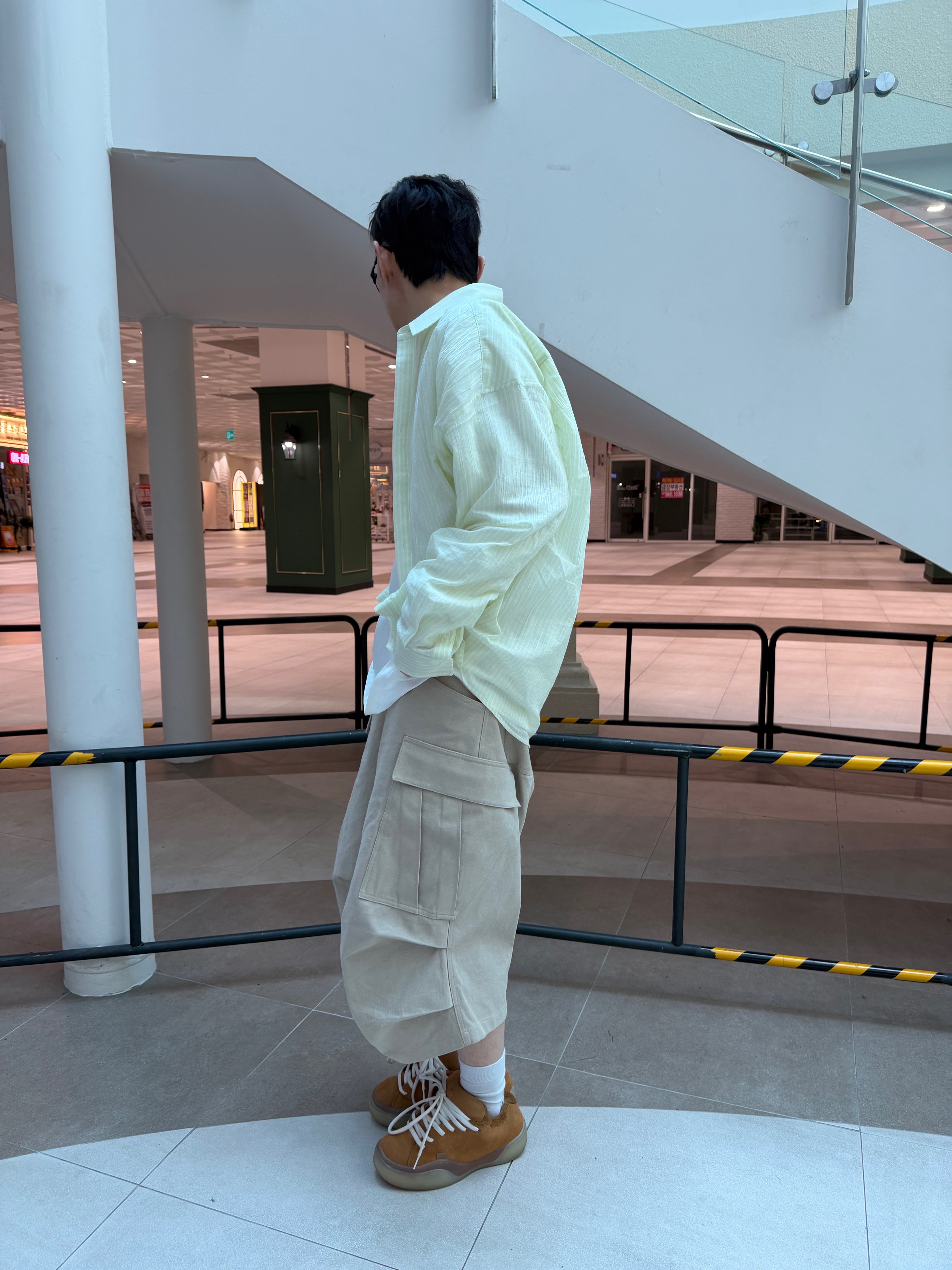 Nonnod Flexible String Pleats Shirt Yellow Stripe, Nonnod Side Cargo Shorts Beige 착용 스타일 - 2