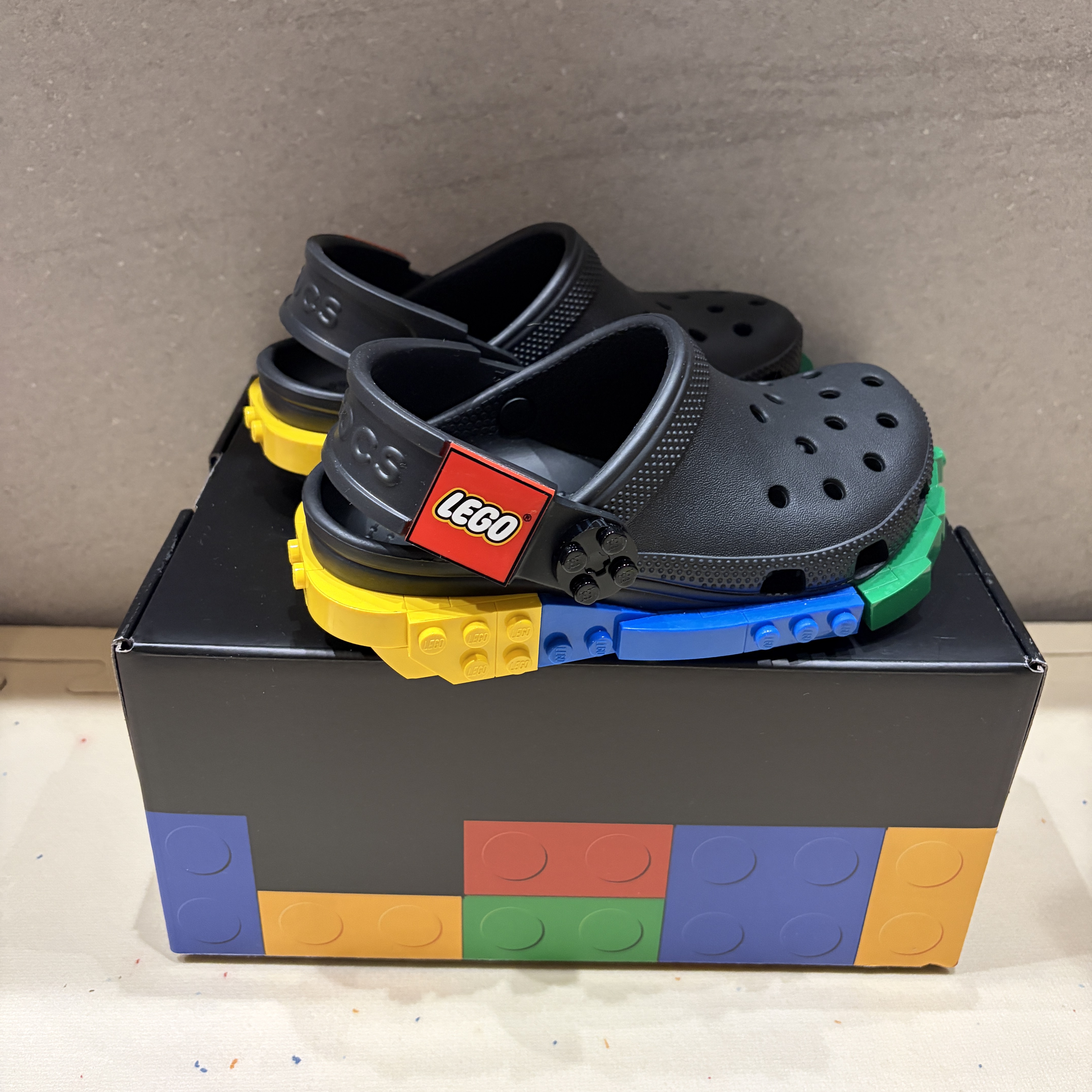 (Kids) Crocs x Lego Creativity Clog Black Mini Figure set 착용 스타일 - 4