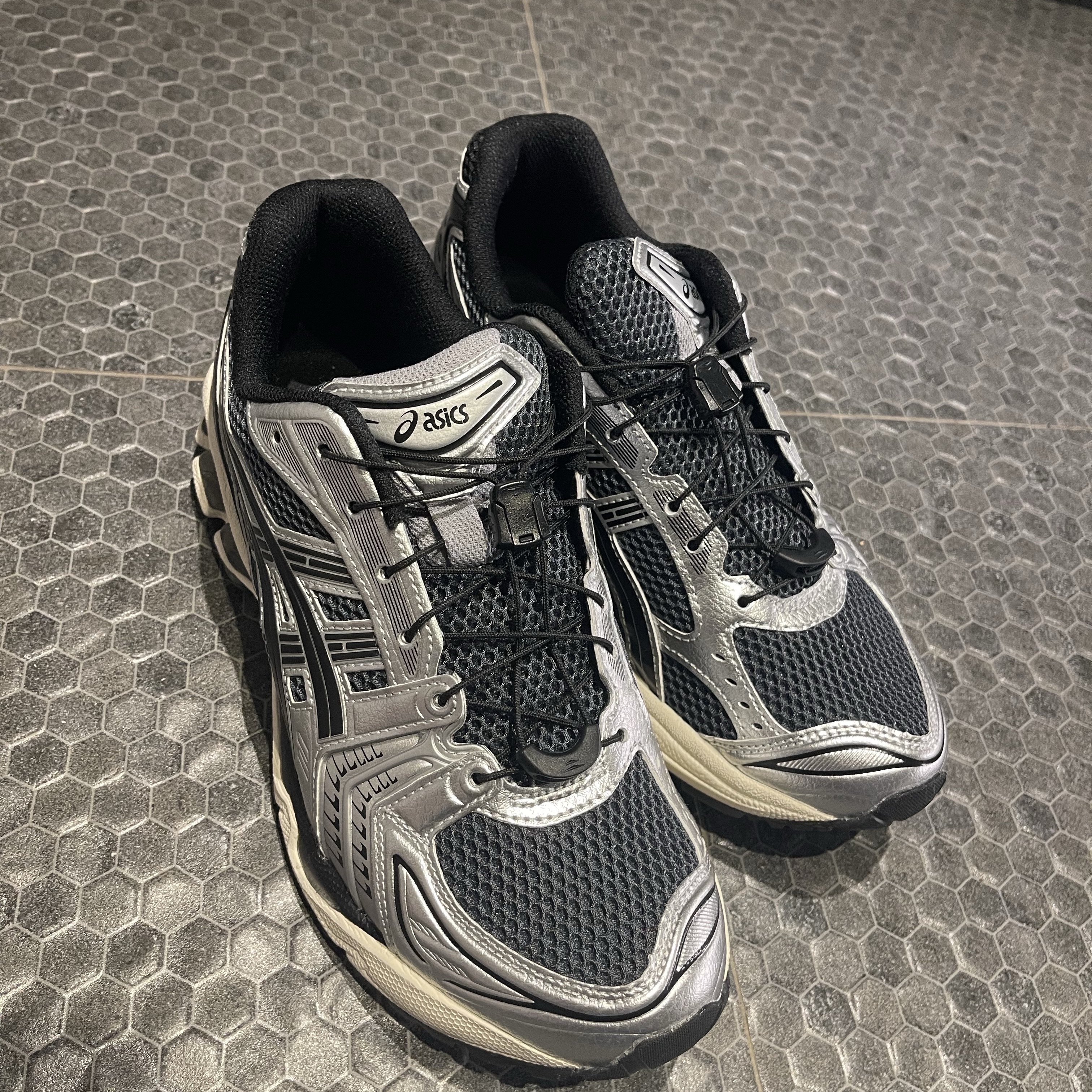 Asics Unlimited Gel-Kayano 14 Carrier Grey Black, Asics Gel-Kayano 14 Black Pure Silver 착용 스타일 - 2