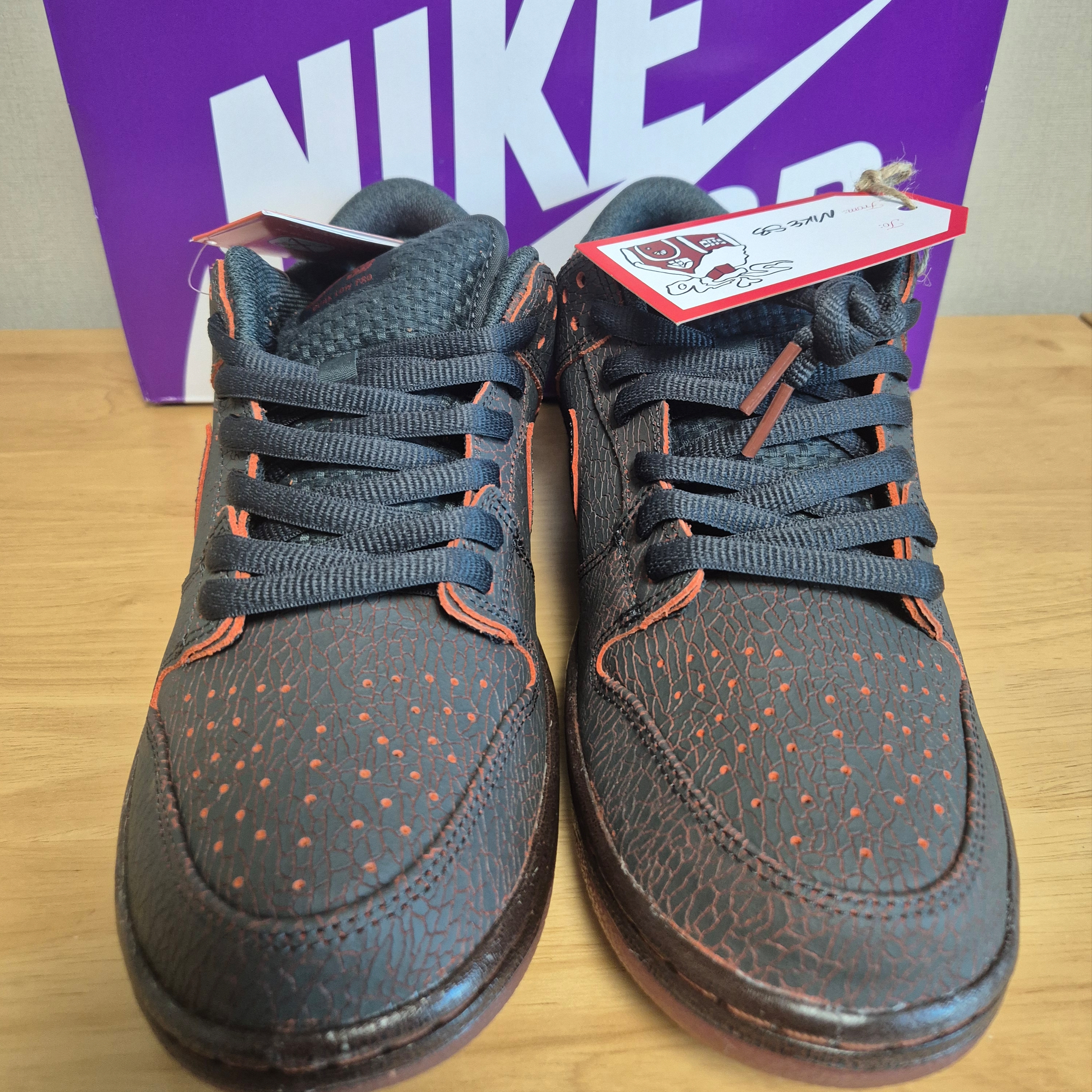 Nike SB Dunk Low Pro Premium Dark Smoke Grey and Black 착용 스타일 - 1