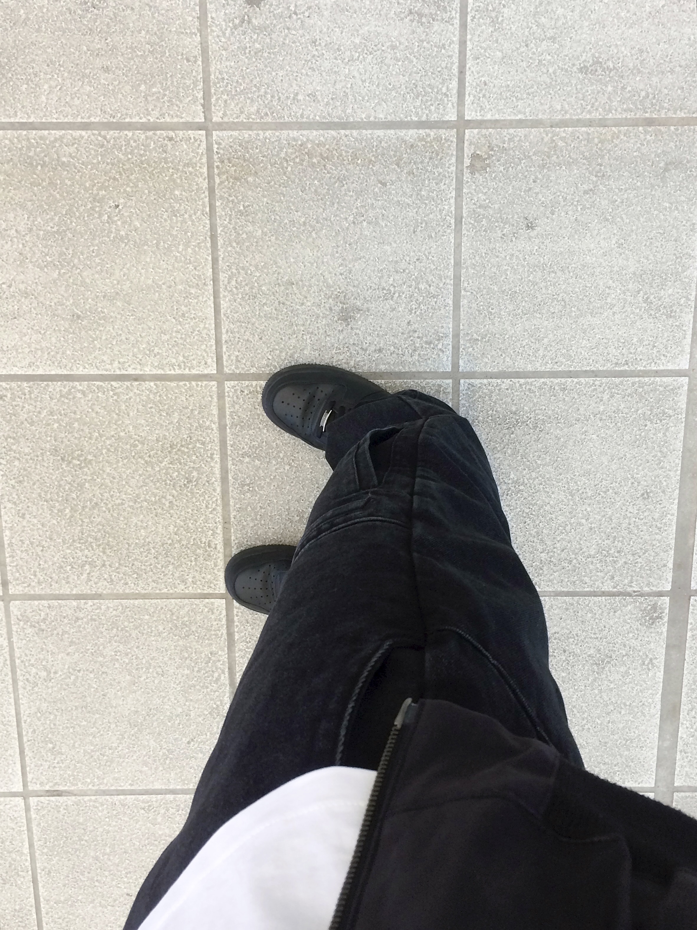 Nike Air Force 1 '07 Low Triple Black 착용 스타일 - 2
