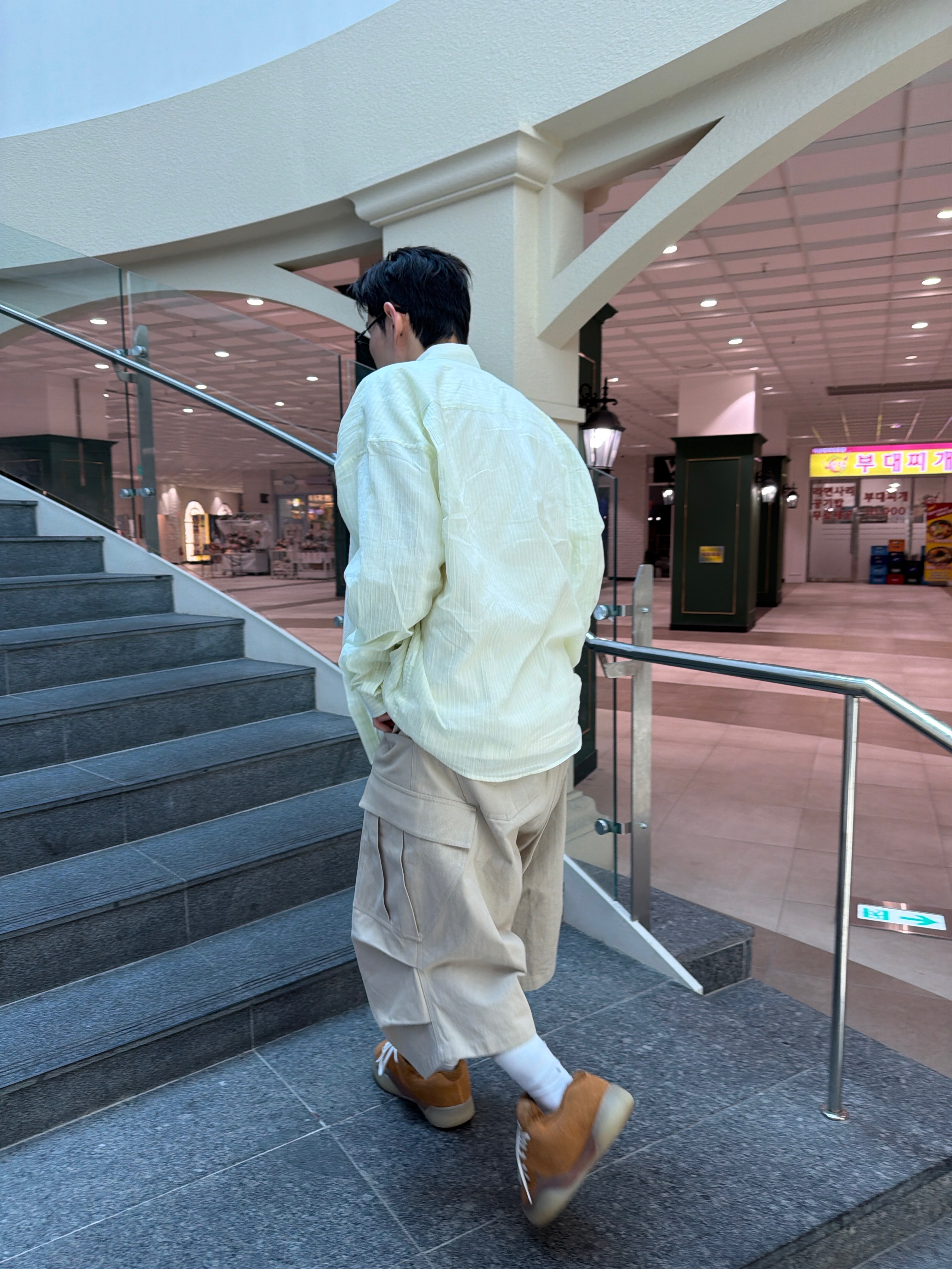 Nonnod Flexible String Pleats Shirt Yellow Stripe, Nonnod Side Cargo Shorts Beige 착용 스타일 - 3