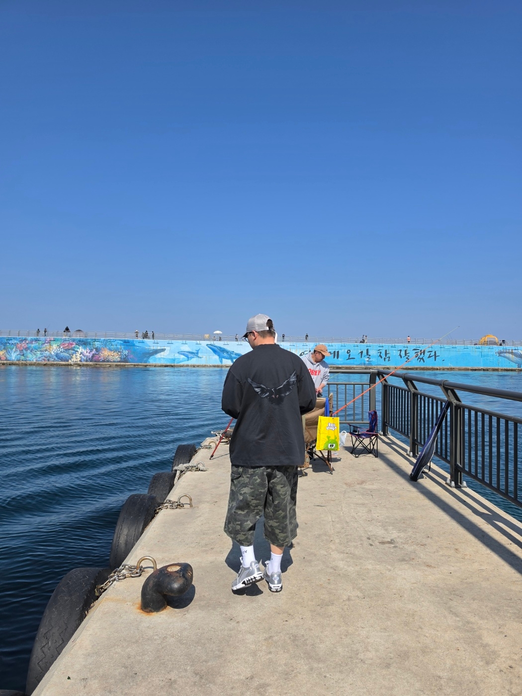 Nike ACG Dri-Fit Club Trail Cap College Grey, Yeezy Gap Engineered By Balenciaga Dove Long Sleeve T-Shirt Black 착용 스타일