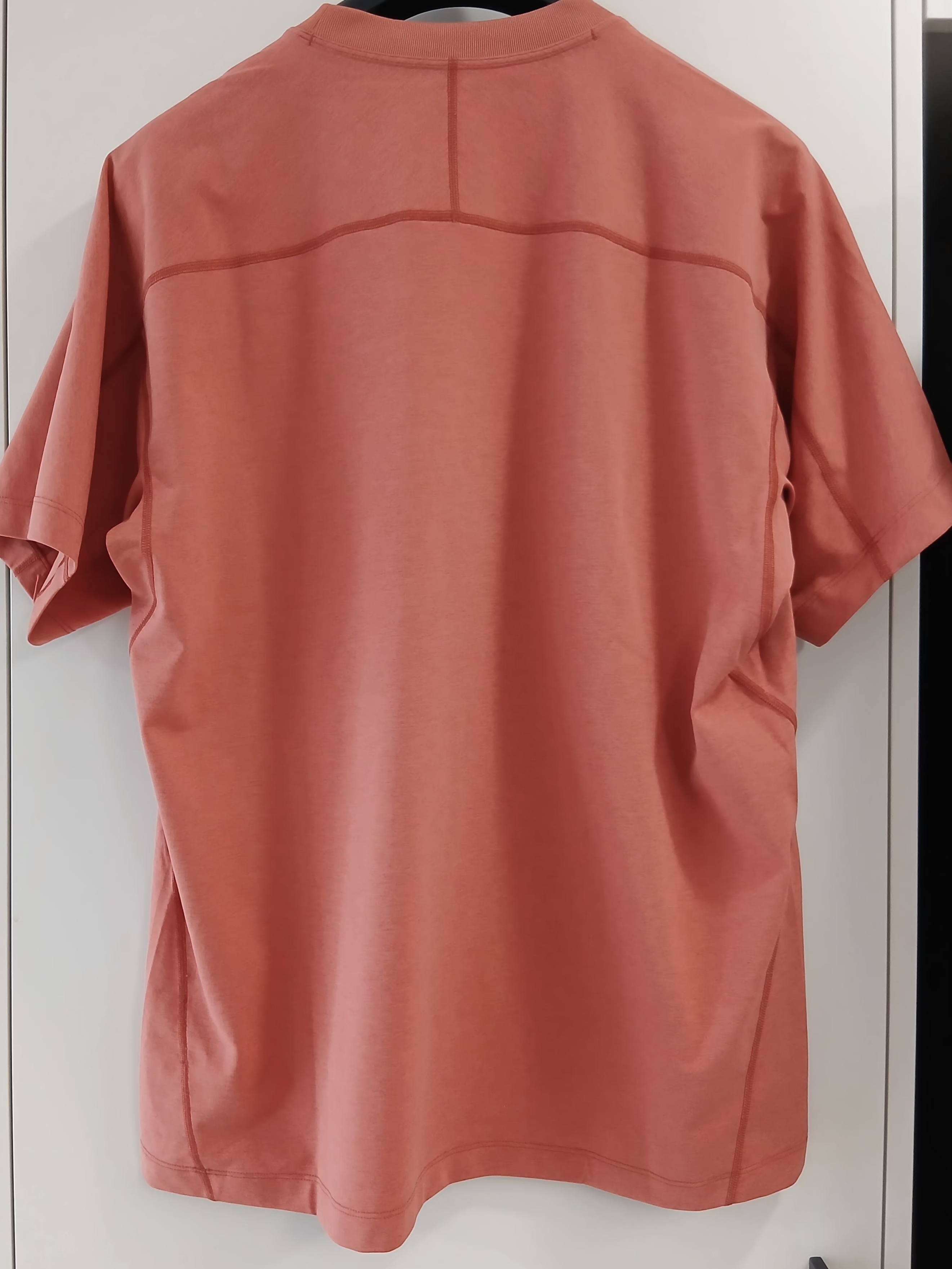 Arc'teryx Konseal Pocket SS T-Shirt Stone Red Dk Stone 착용 스타일 - 2