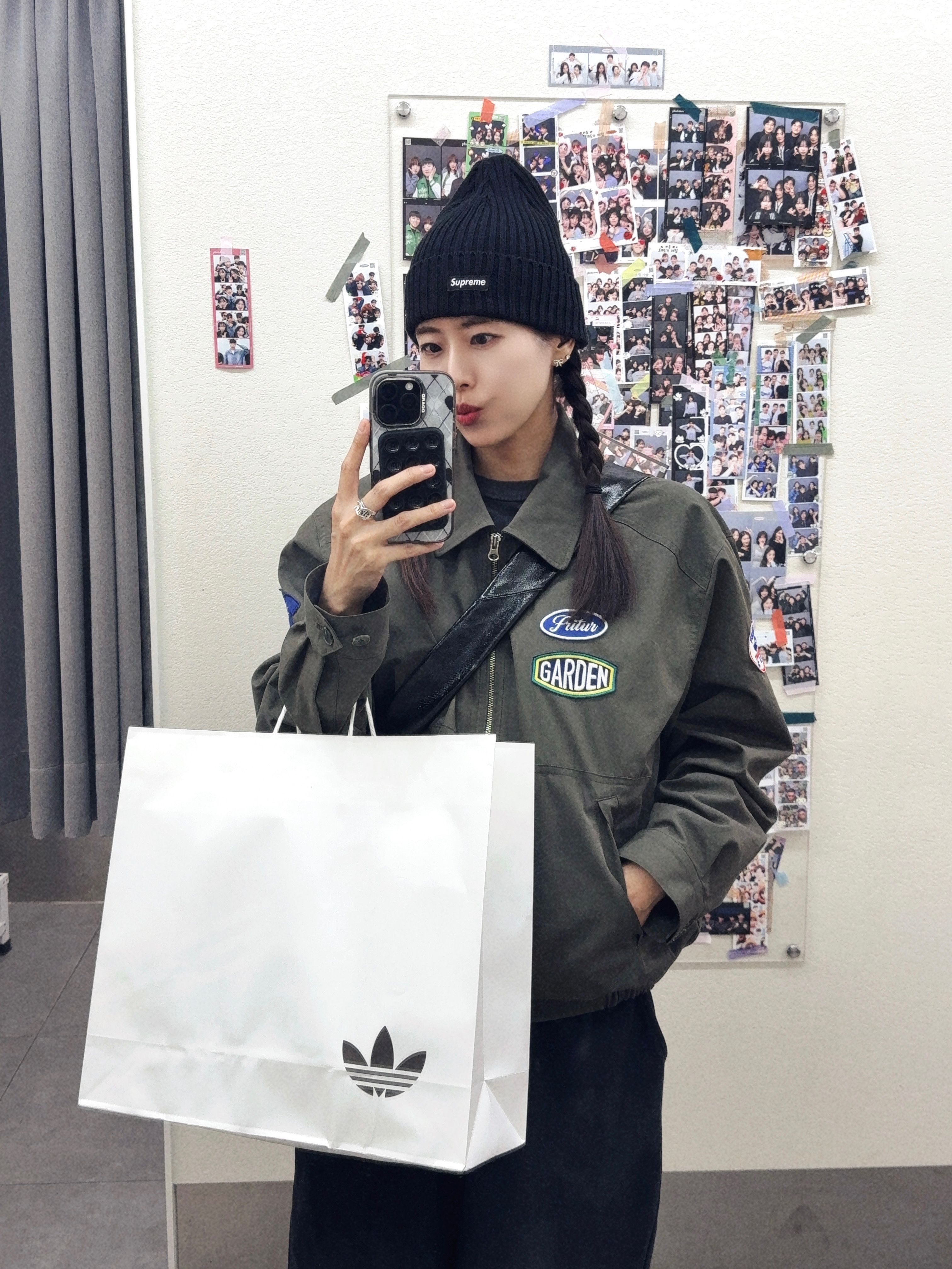 Supreme Overdyed Beanie Black, GARGG MAGSAFE LAYERS FRAME CASE CLEAR BLACK - TEXTURED HEART 착용 스타일 - 1