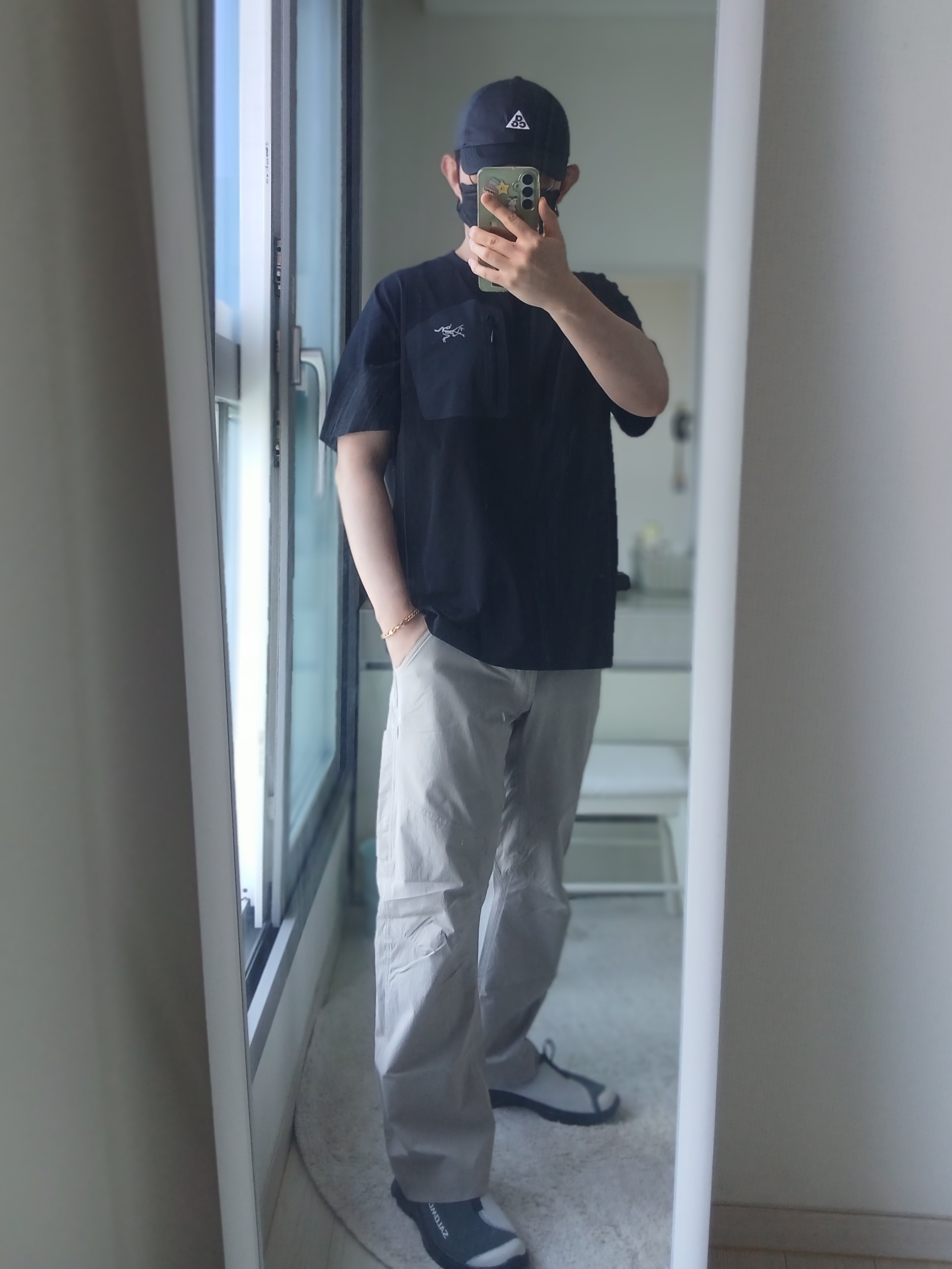 Nike ACG Trail Cap Black, Arc'teryx Konseal Pocket T-Shirt Black Grey 착용 스타일 - 8