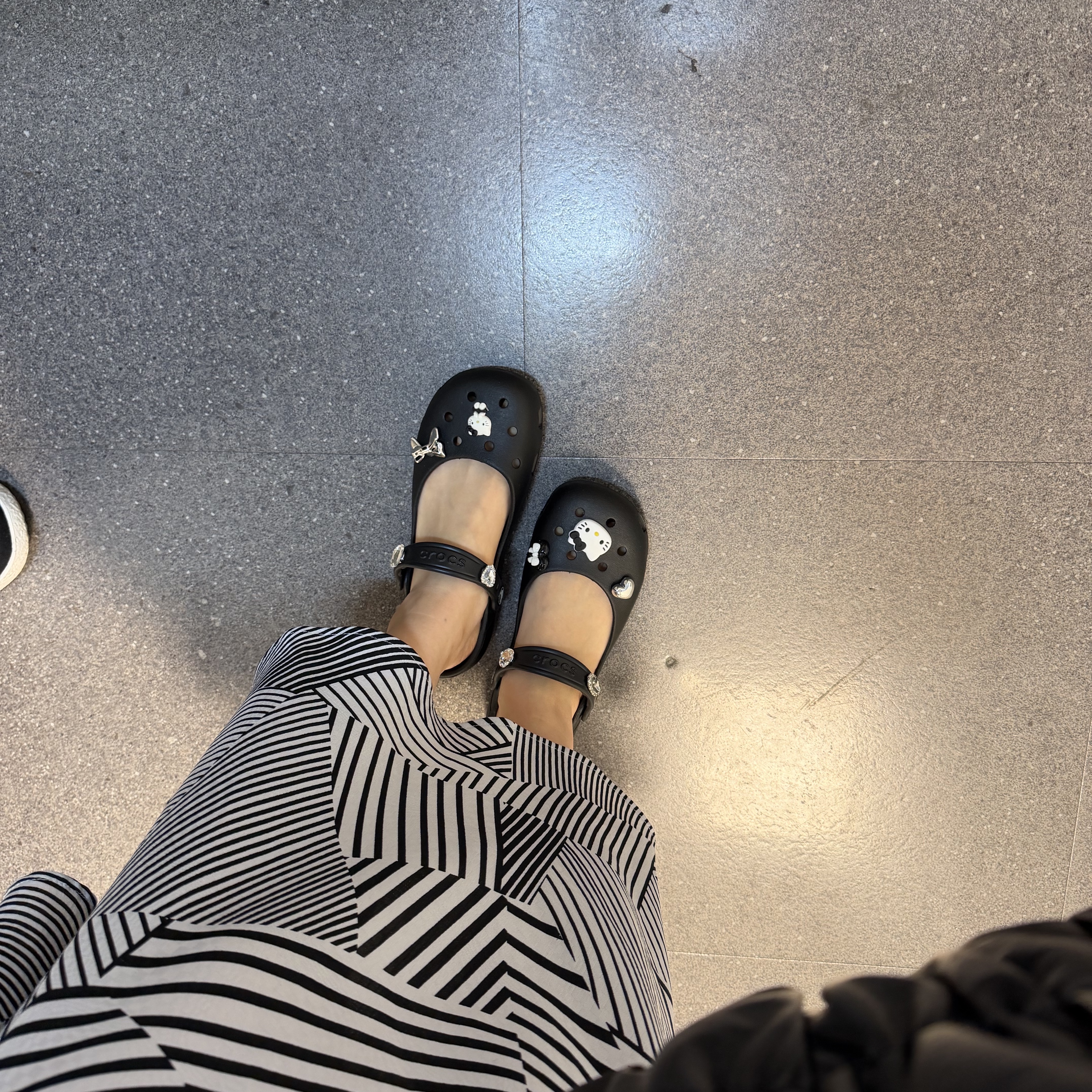 (W) Crocs Classic Ballet Black 착용 스타일 - 1