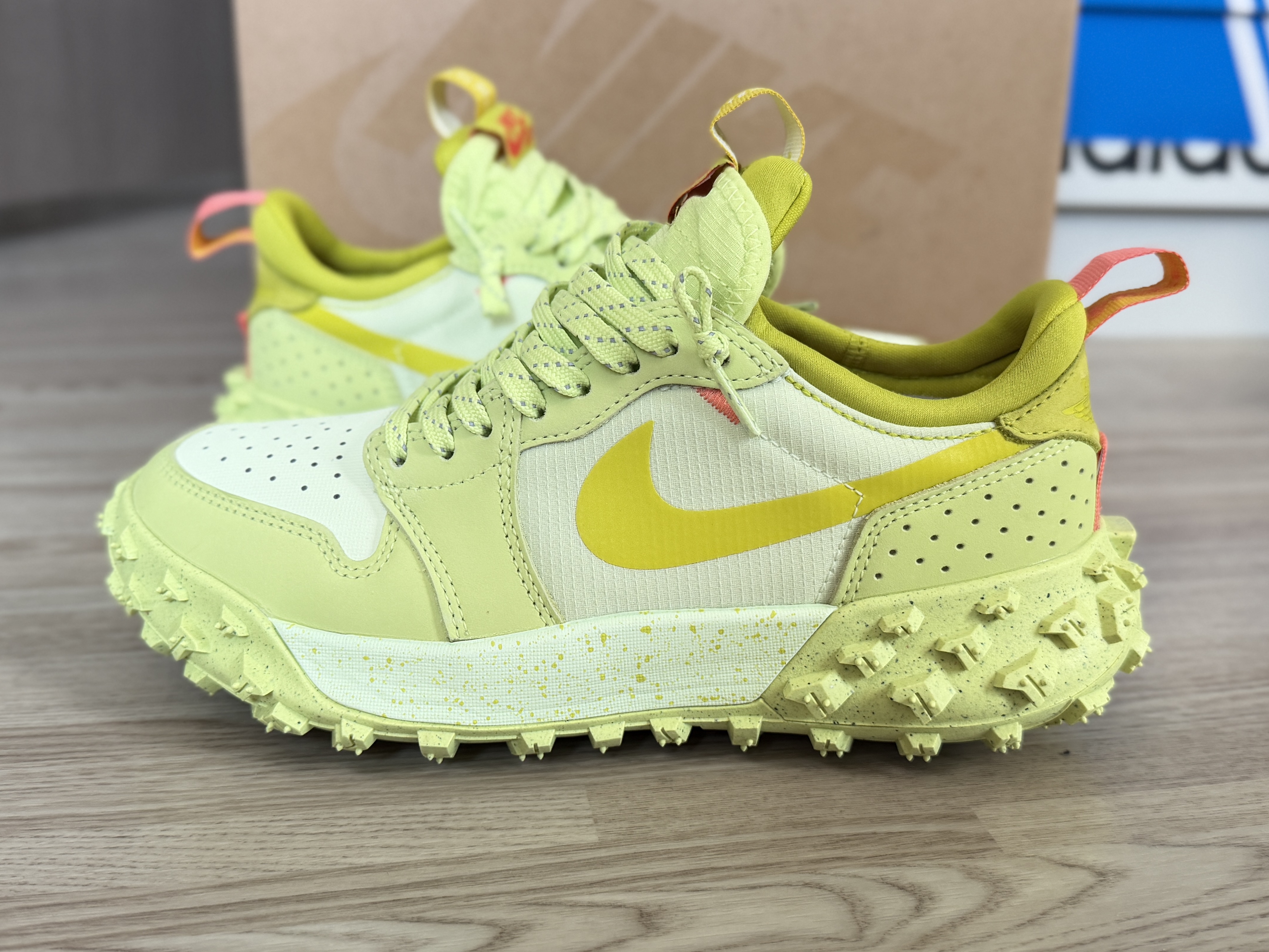 Jordan 1 Low Element Gore-Tex Light Lemon Twist Life Lime 착용 스타일 - 1