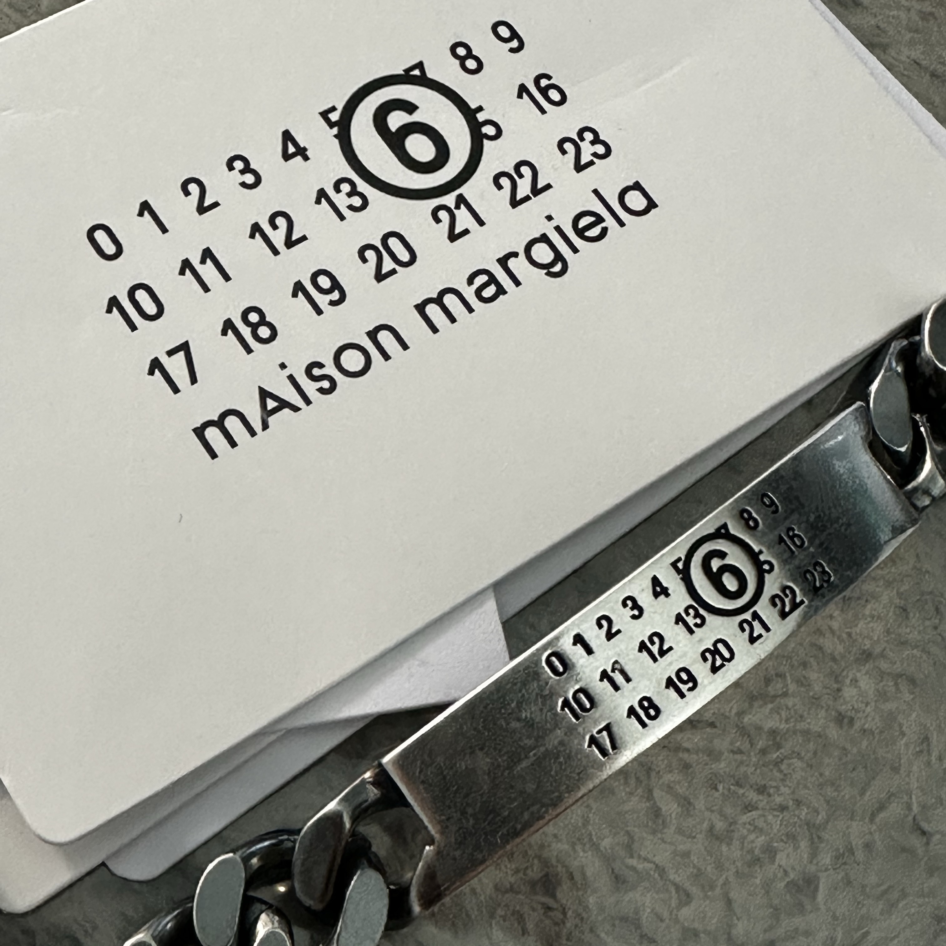 (W) MM6 Maison Margiela Classic Chain Bracelet Grey 착용 스타일