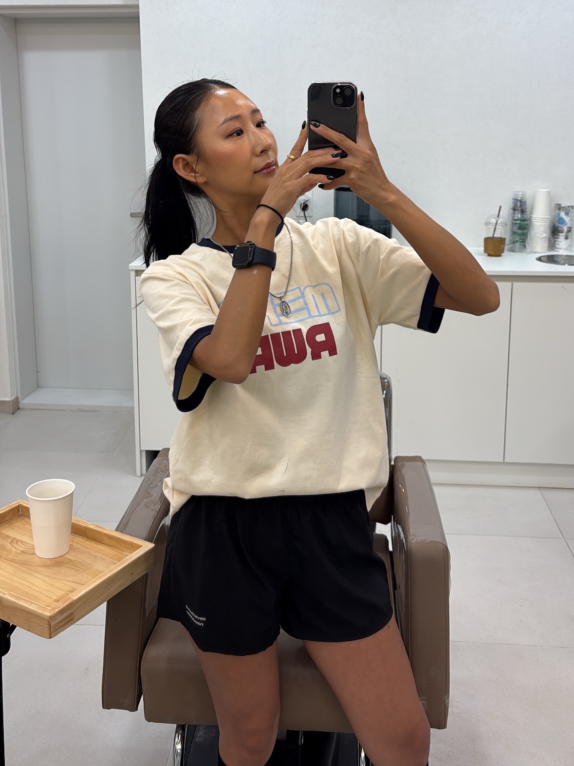 [KREAM 단독] runwhither Windbreaker Jacket V2 White, [KREAM 단독] runwhither Womens 3inch Shorts Black 착용 스타일 - 2