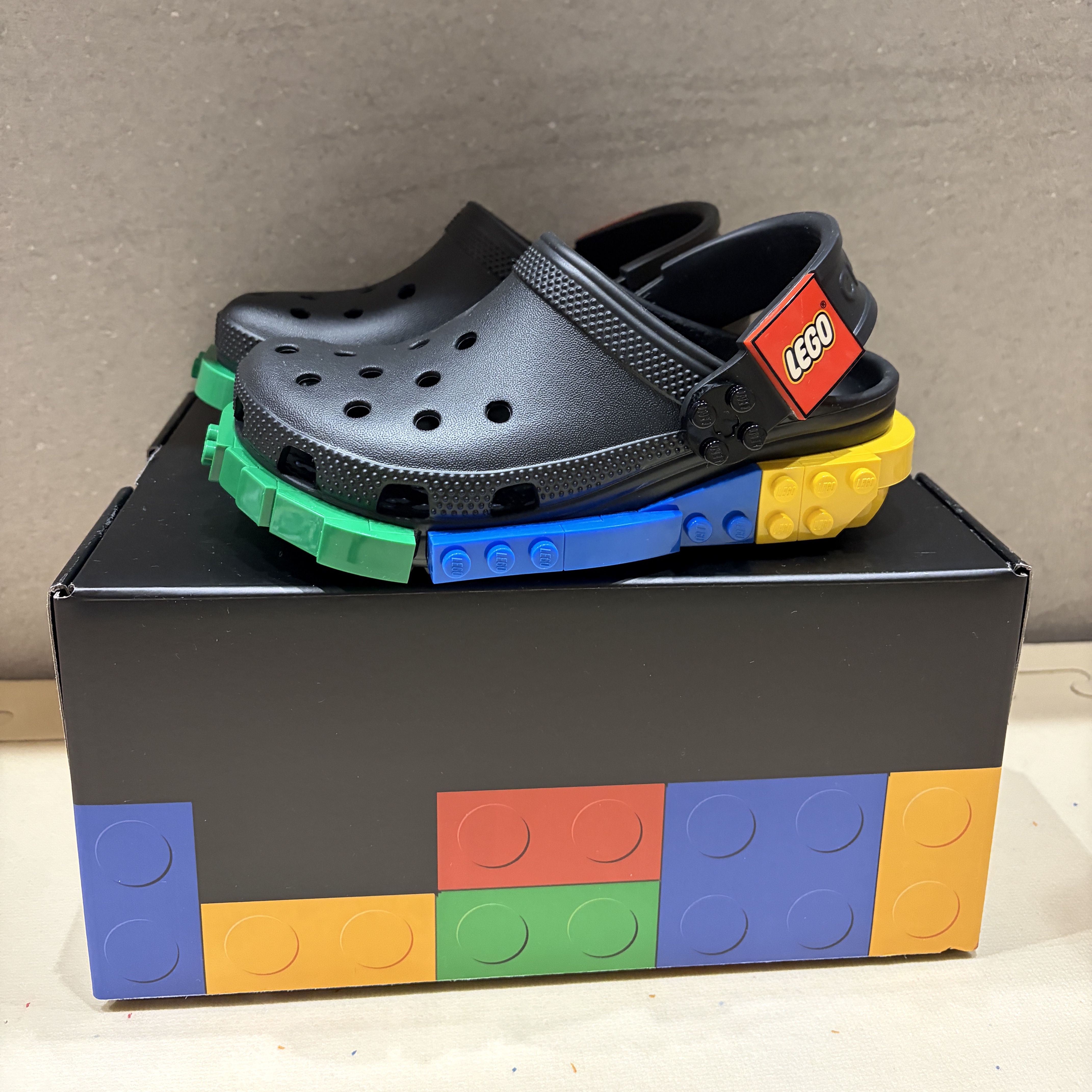 (Kids) Crocs x Lego Creativity Clog Black Mini Figure set 착용 스타일 - 5