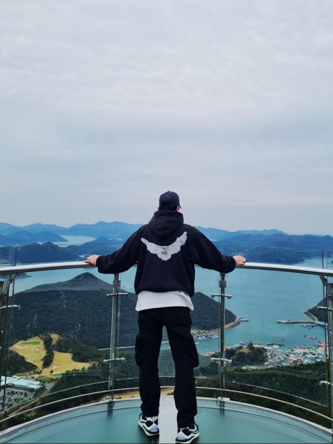 Nike x Sacai VaporWaffle Black White, Yeezy Gap Engineered By Balenciaga Dove Hoodie Washed Black 착용 스타일