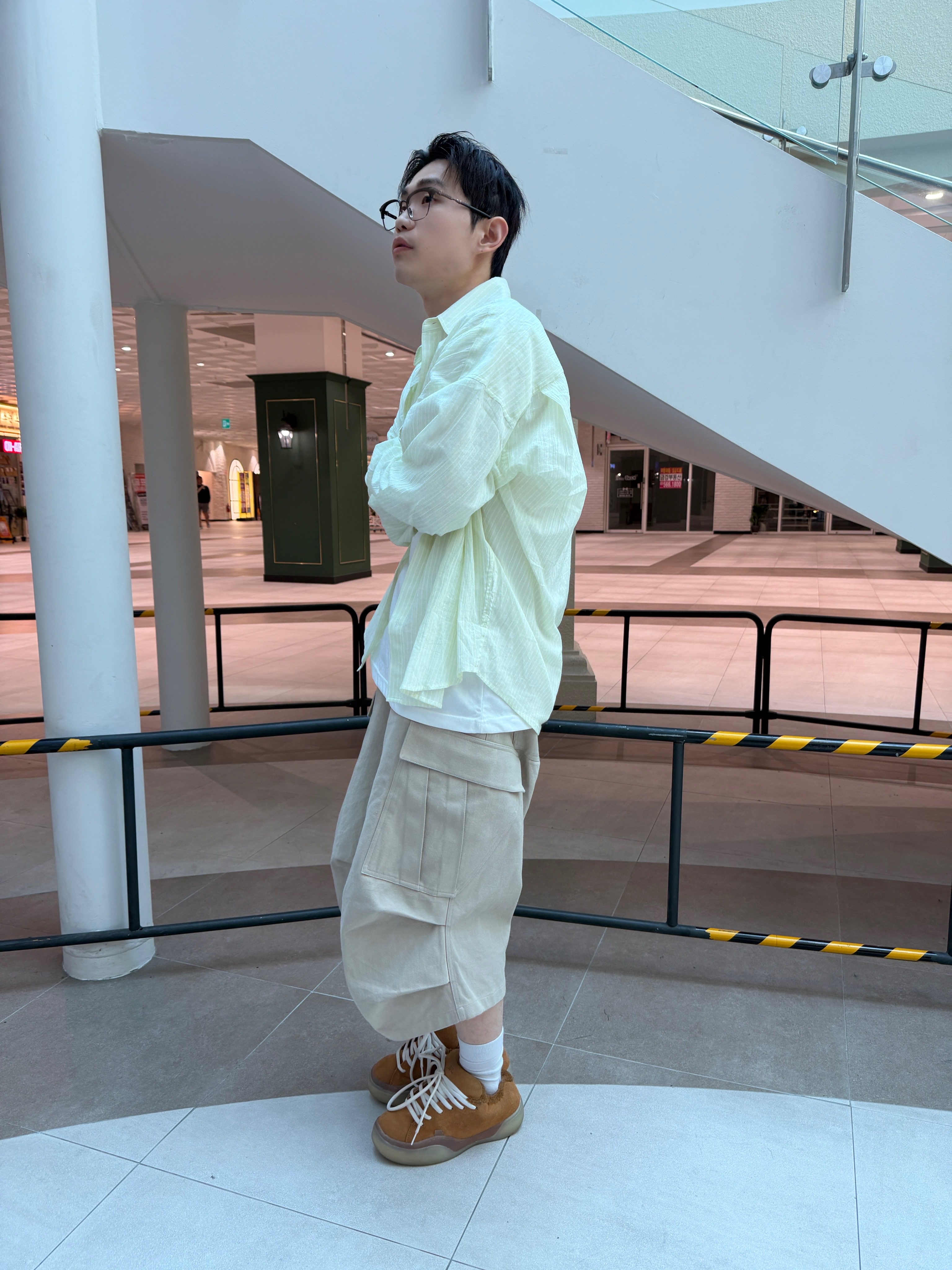 Nonnod Flexible String Pleats Shirt Yellow Stripe, Nonnod Side Cargo Shorts Beige 착용 스타일 - 1