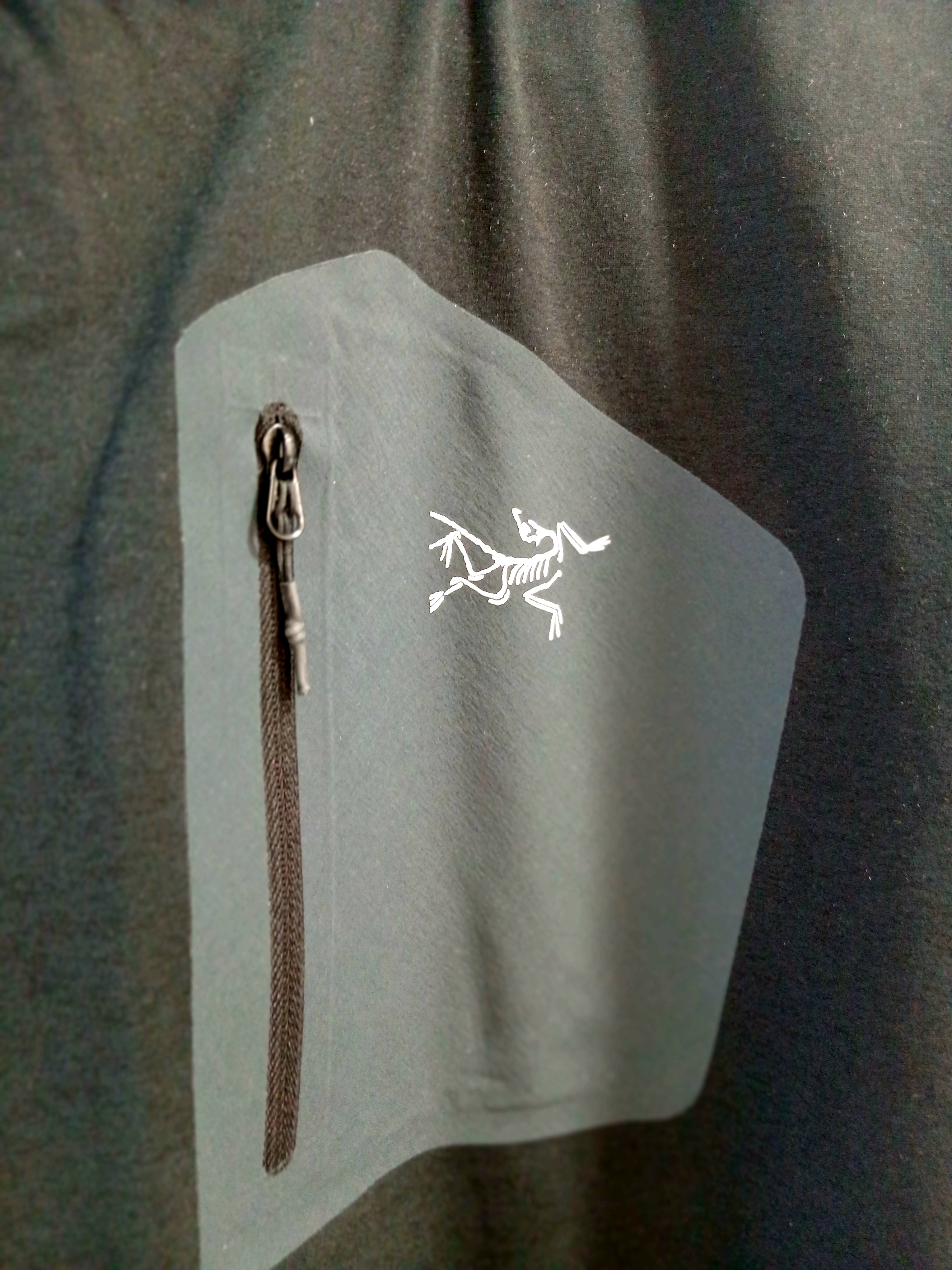 Arc'teryx Konseal Pocket T-Shirt Black Grey, Arc'teryx Konseal Pocket SS T-Shirt Black Grey 착용 스타일 - 3