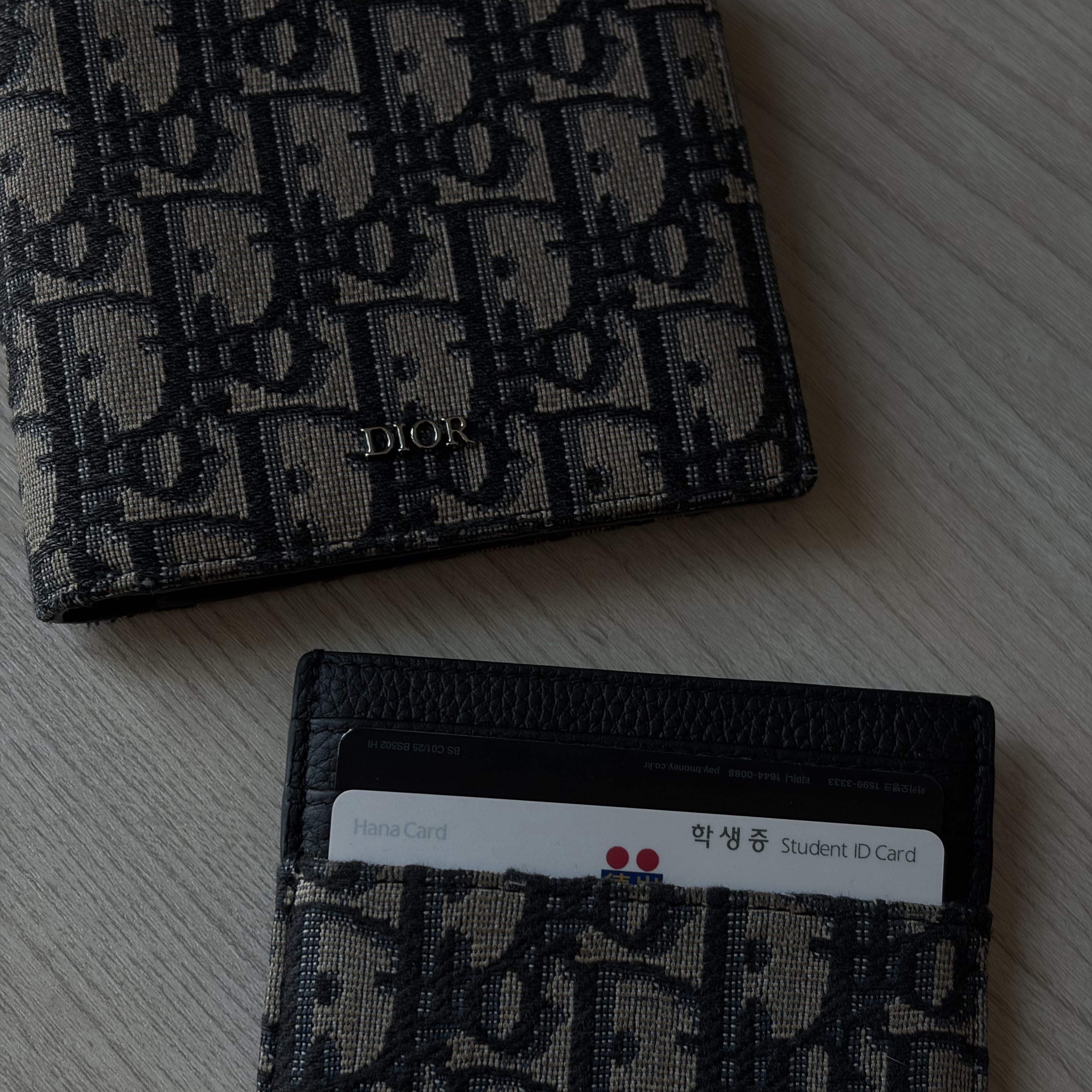 Dior Compact Wallet Beige & Black Dior Oblique Jacquard, Dior Card Holder Beige & Black Dior Oblique Jacquard 착용 스타일