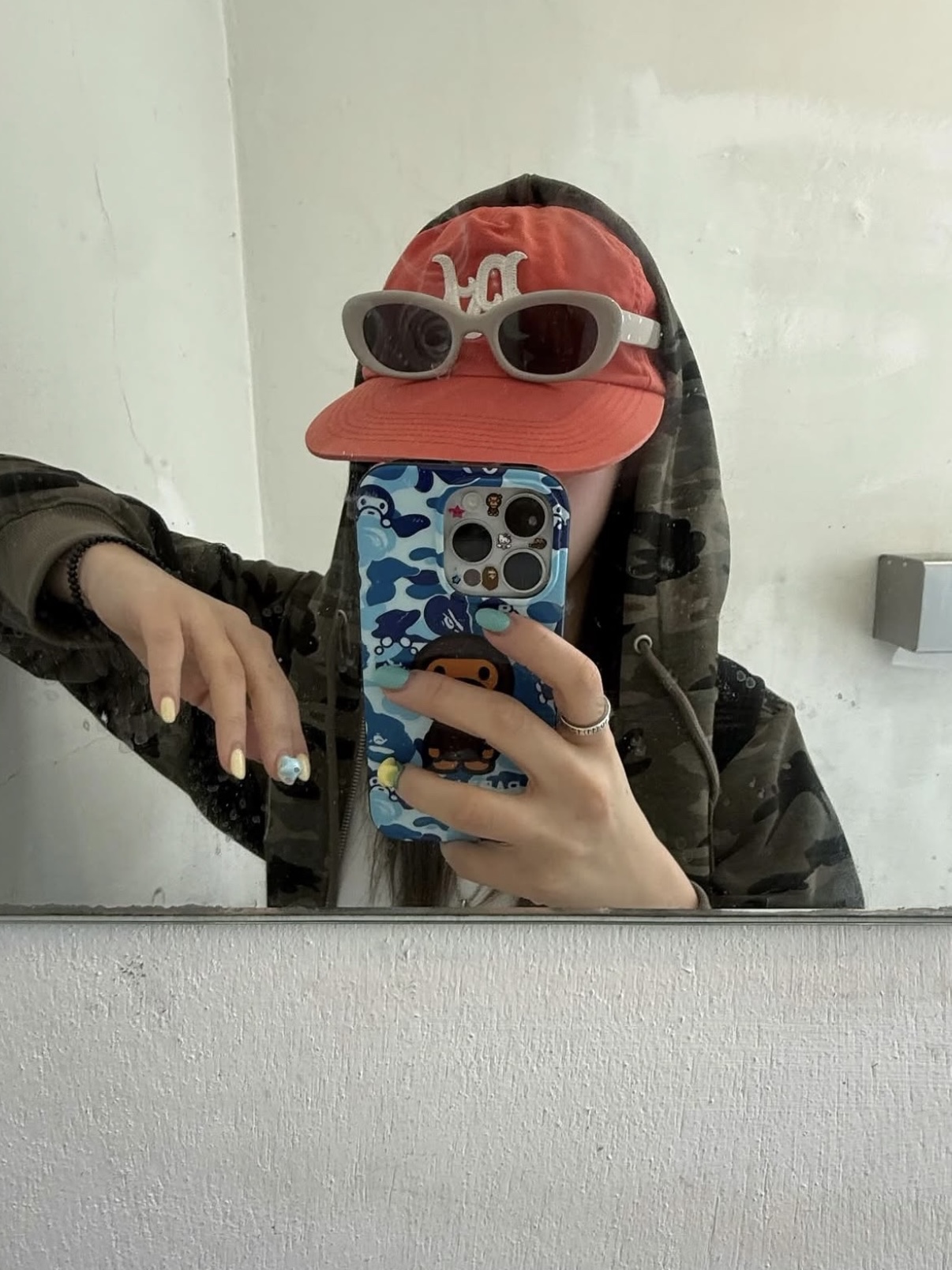 BAPE ABC Milo Camo iPhone 16 Pro Max Case Blue 착용 스타일