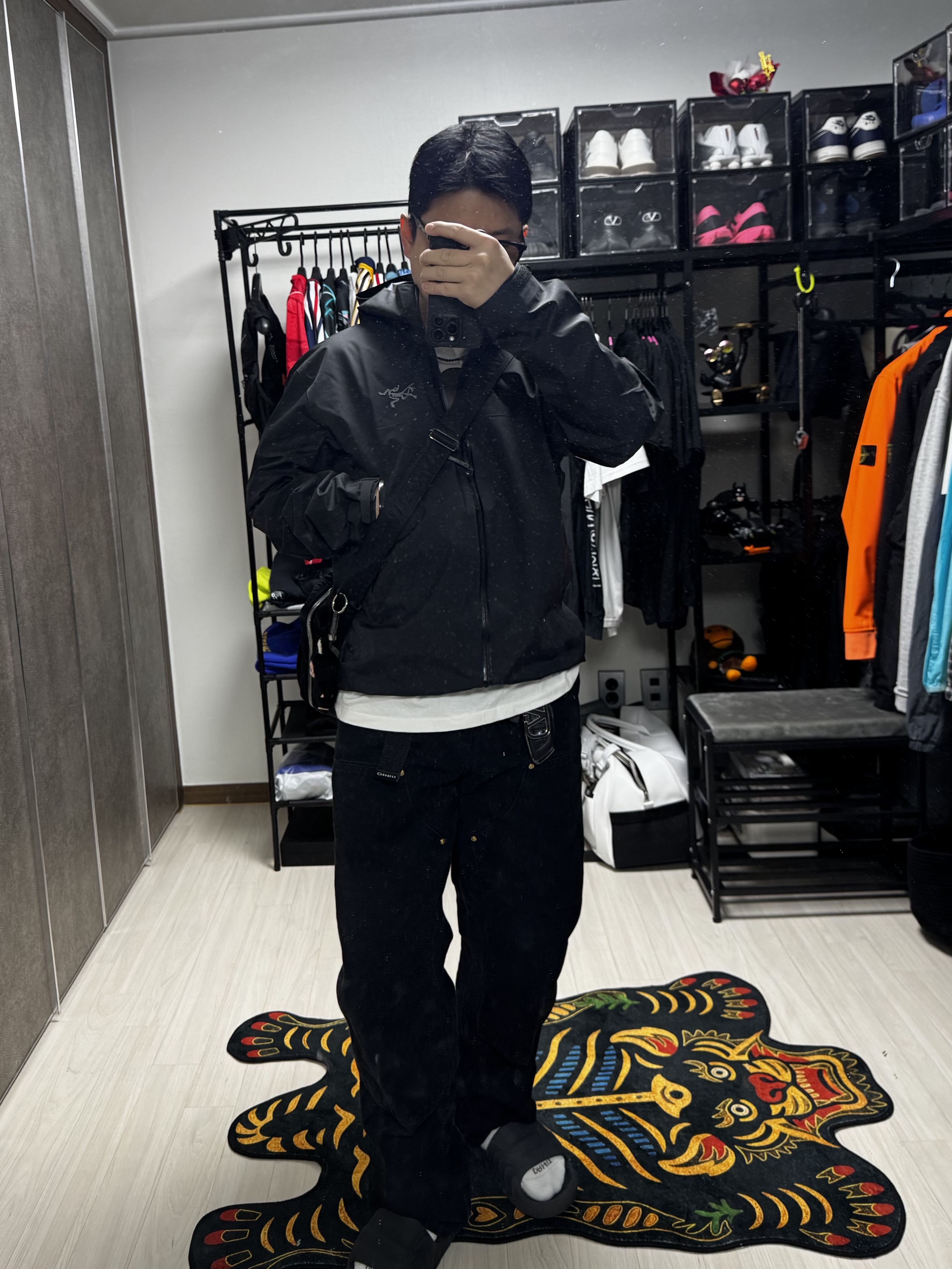 Arc'teryx Beta Jacket Black, Riomeu Signature Onyx Necklace 착용 스타일 - 1