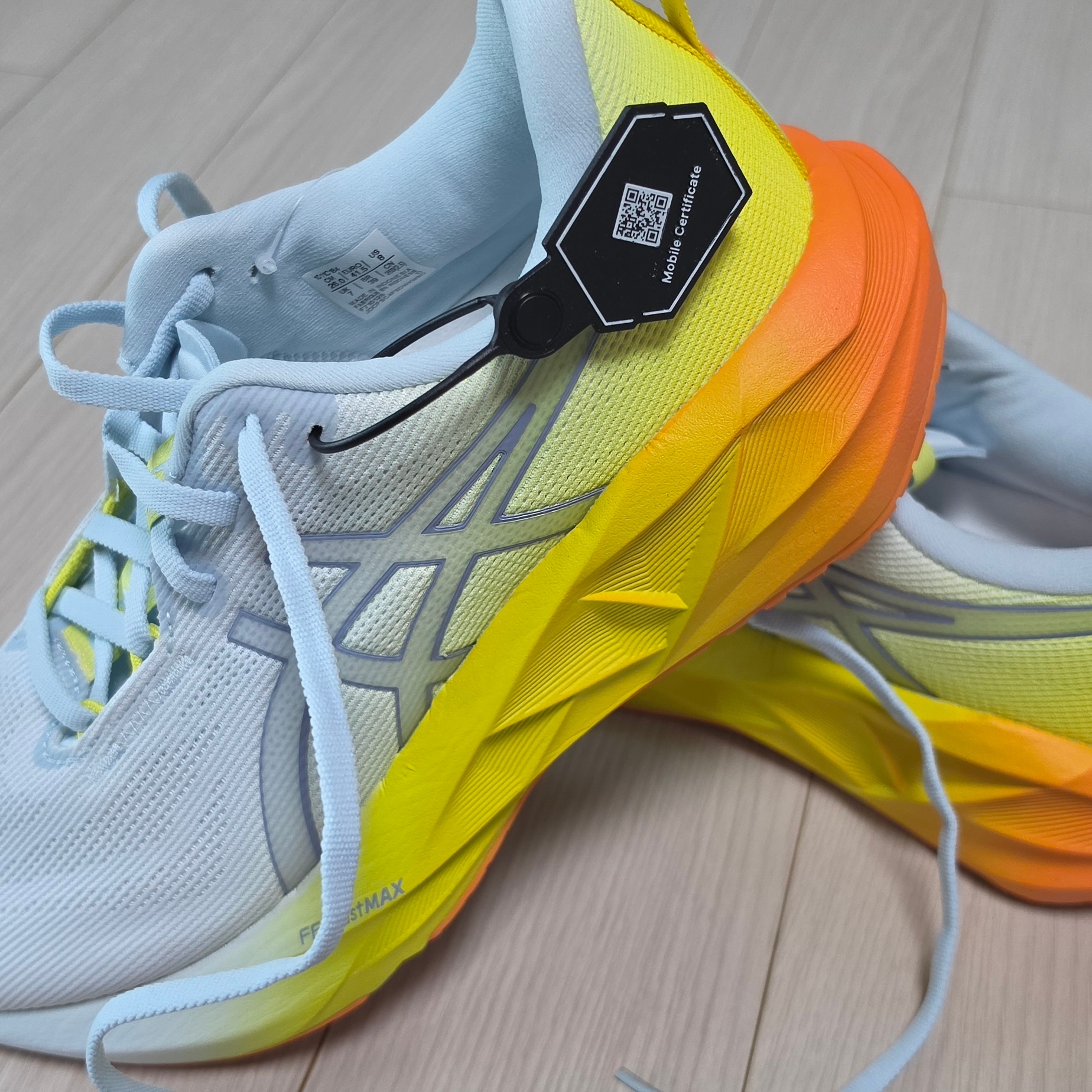 Asics Novablast 5 Sunny Sizzle Sky Lemon Spark 착용 스타일 - 1