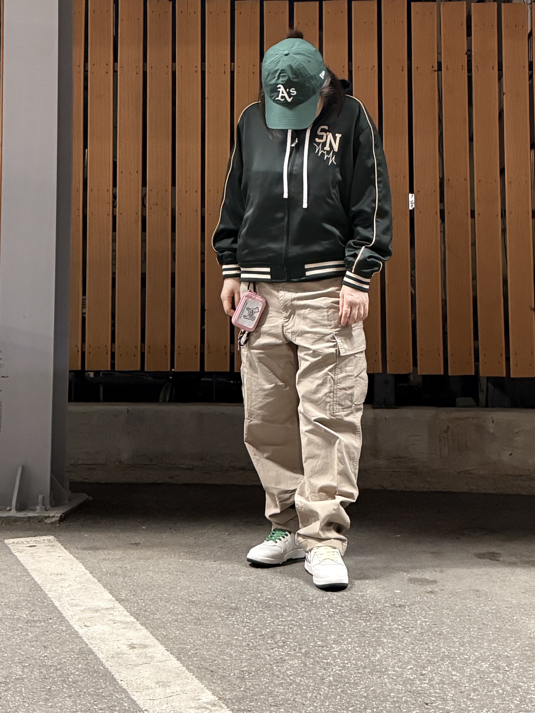 GU x Undercover Satin Rib Blouson Dark Green, (W) Uniqlo Barrel Cargo Pants Beige 착용 스타일 - 2