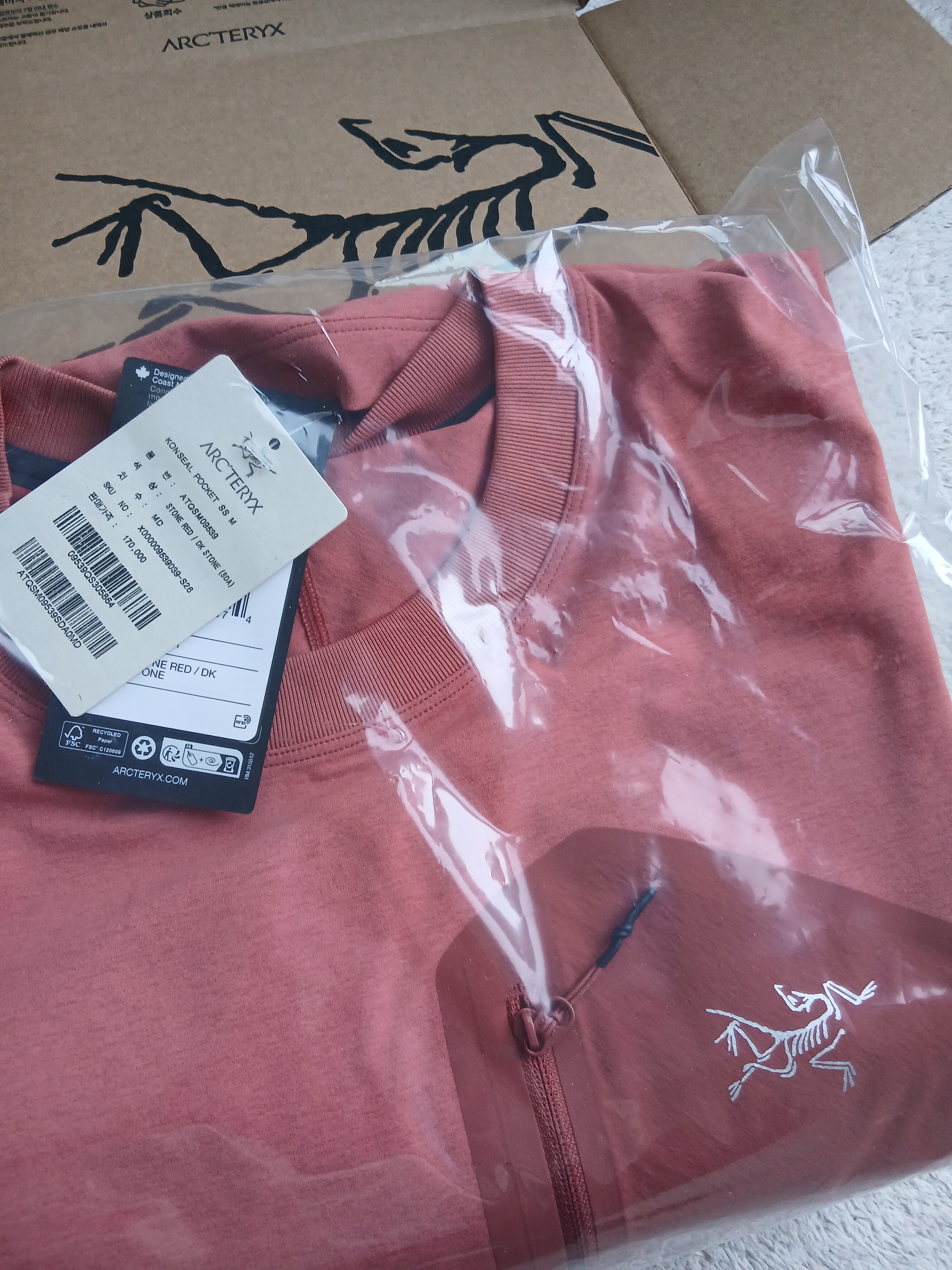 Arc'teryx Konseal Pocket SS T-Shirt Stone Red Dk Stone 착용 스타일 - 5