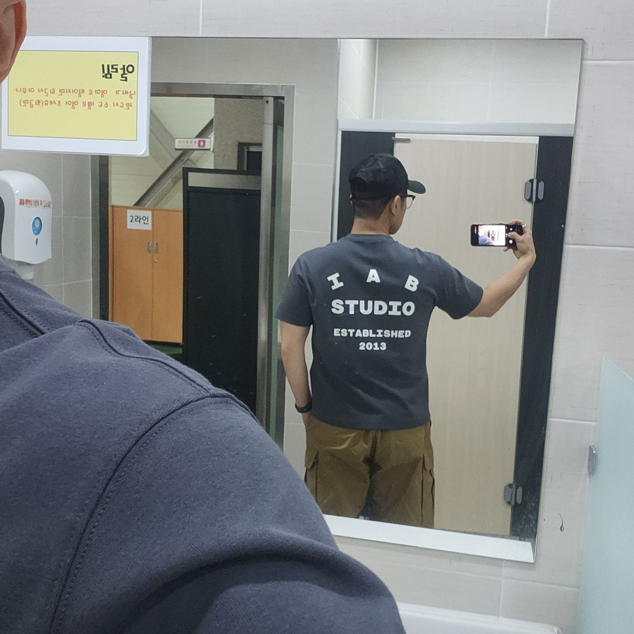 IAB Studio 26 IAB T-Shirt Charcoal White, Samsung Galaxy Watch8 44mm Bluetooth Graphite (Korean Ver.) 착용 스타일 - 2