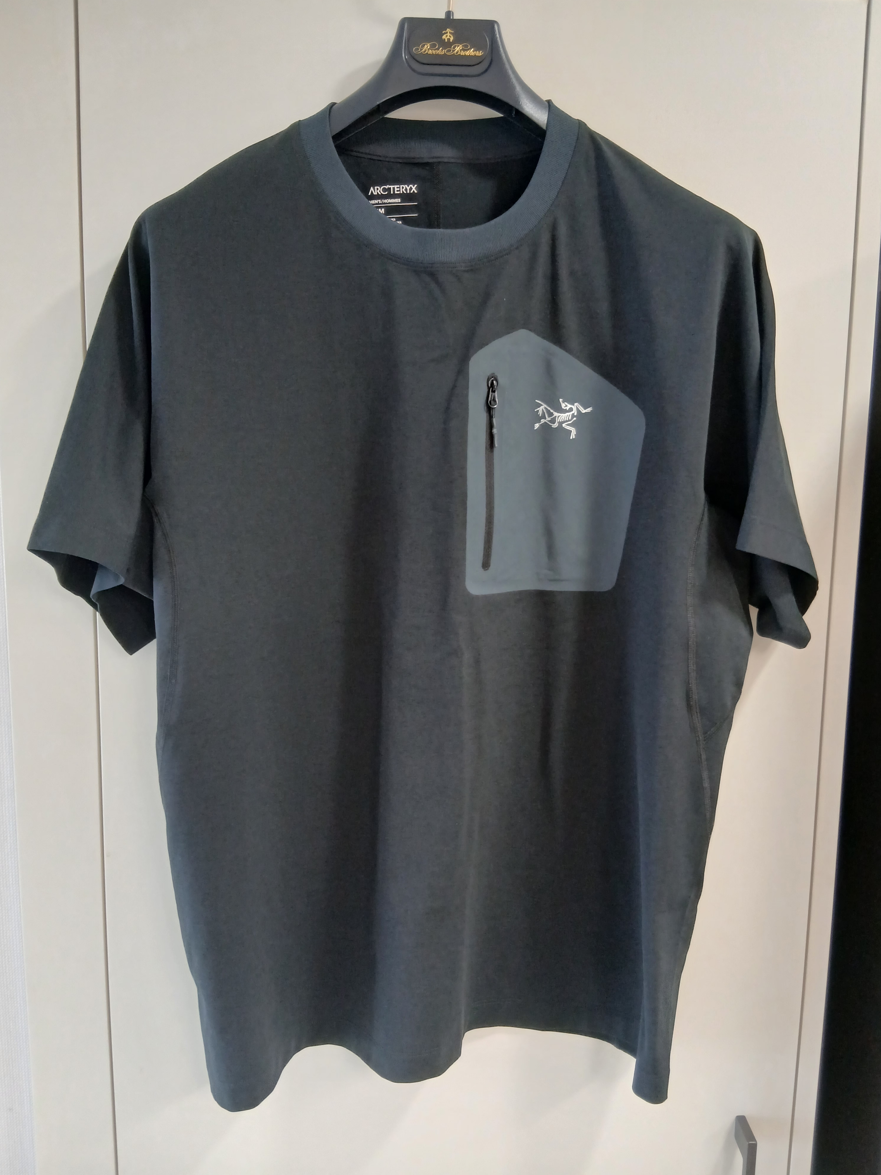 Arc'teryx Konseal Pocket T-Shirt Black Grey, Arc'teryx Konseal Pocket SS T-Shirt Black Grey 착용 스타일 - 1