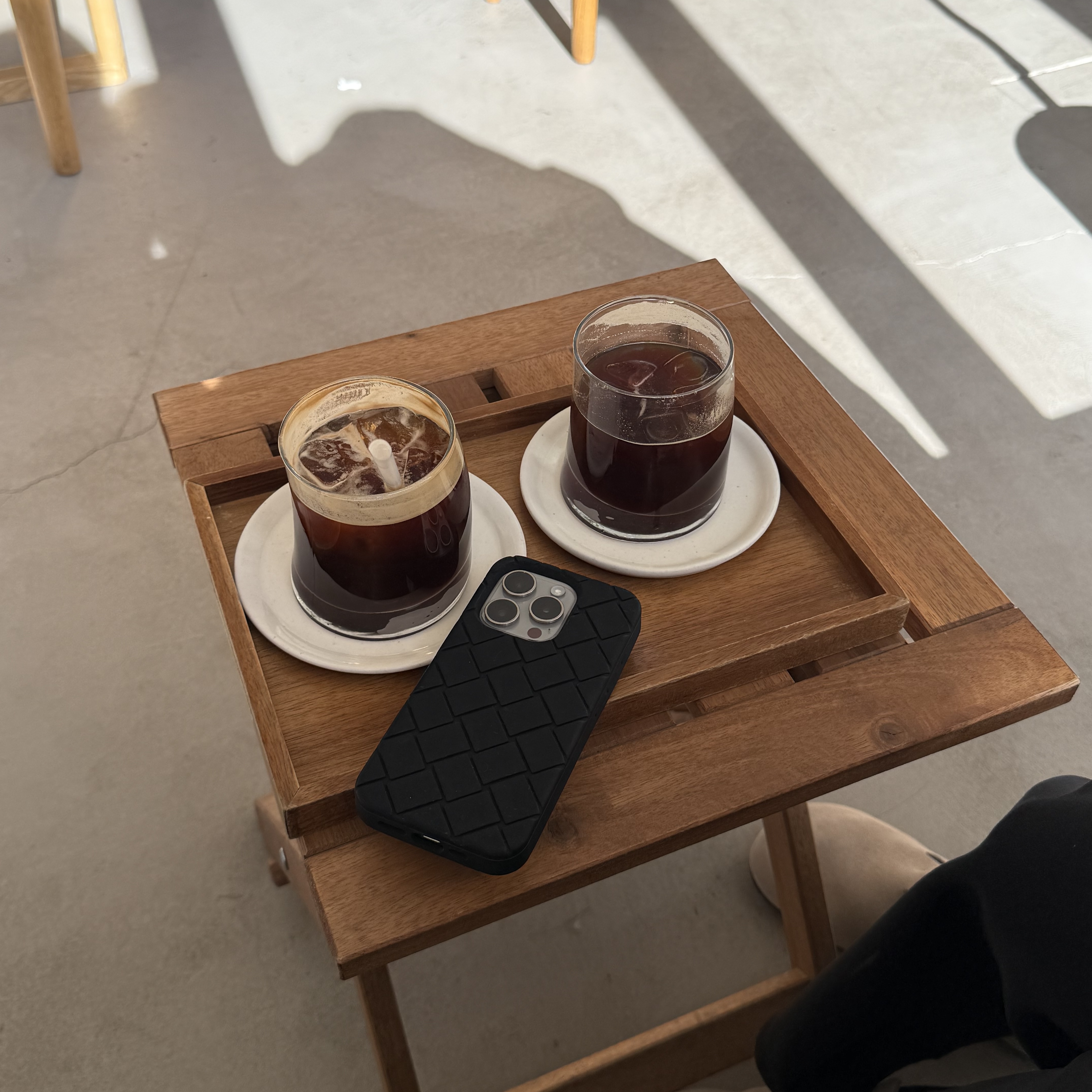 Bottega Veneta iPhone 14 Pro Case Black 착용 스타일