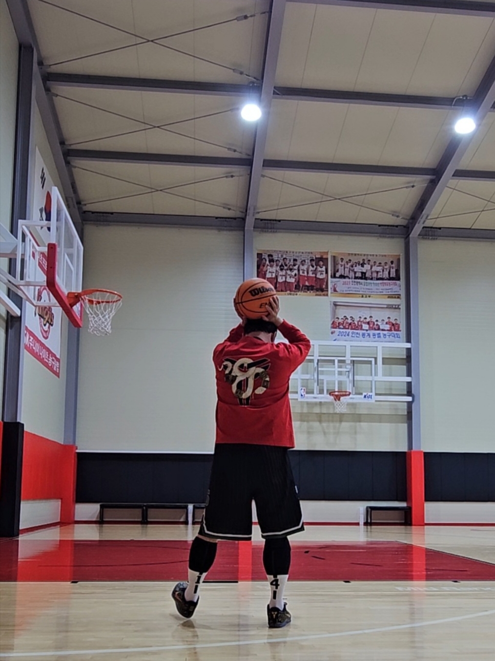 Nike Kobe 11 Protro Black and Metallic Gold, Nike Kobe Year of Mamba Max90 Long-Sleeve T-Shirt University Red (IB0242-657) 착용 스타일