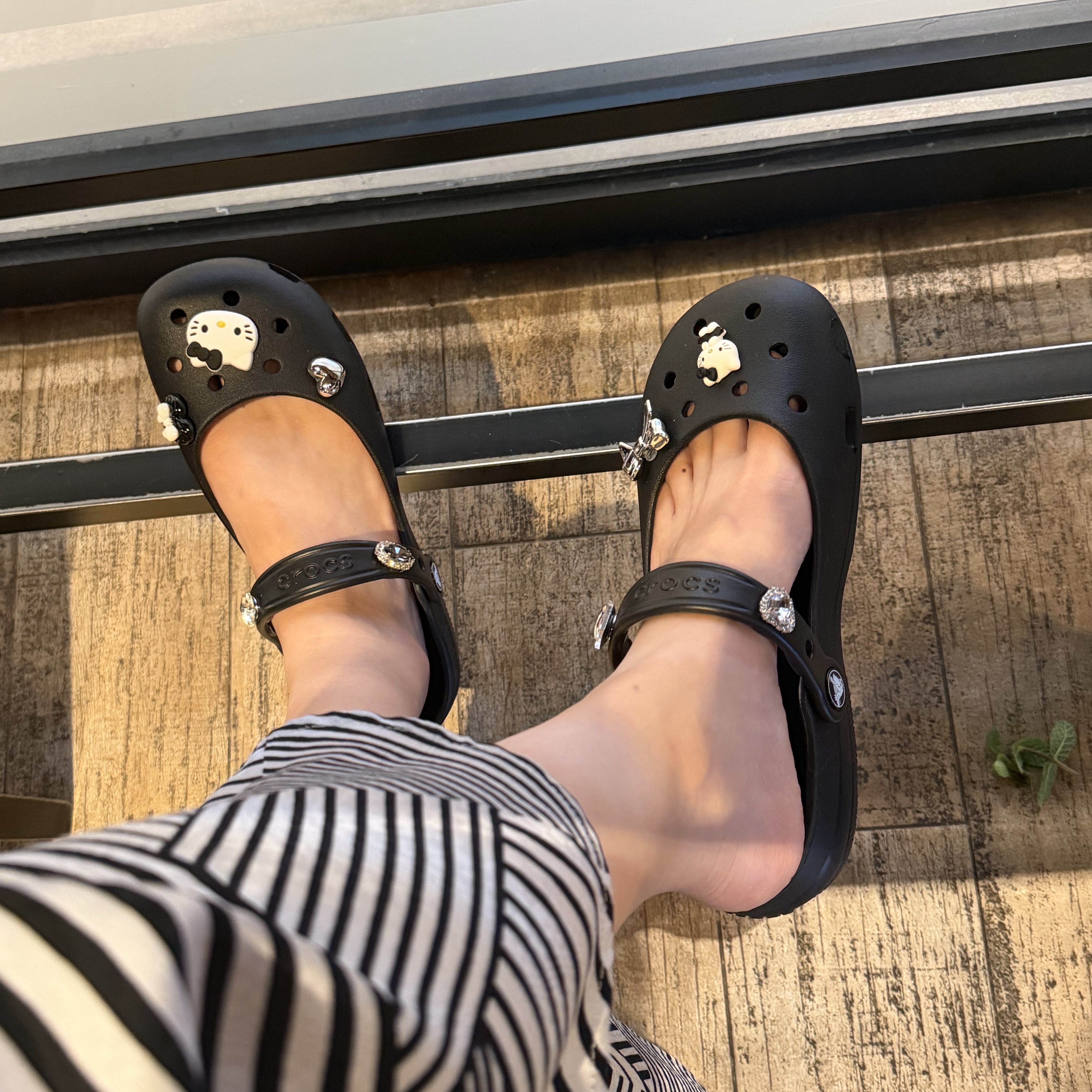 (W) Crocs Classic Ballet Black 착용 스타일 - 2
