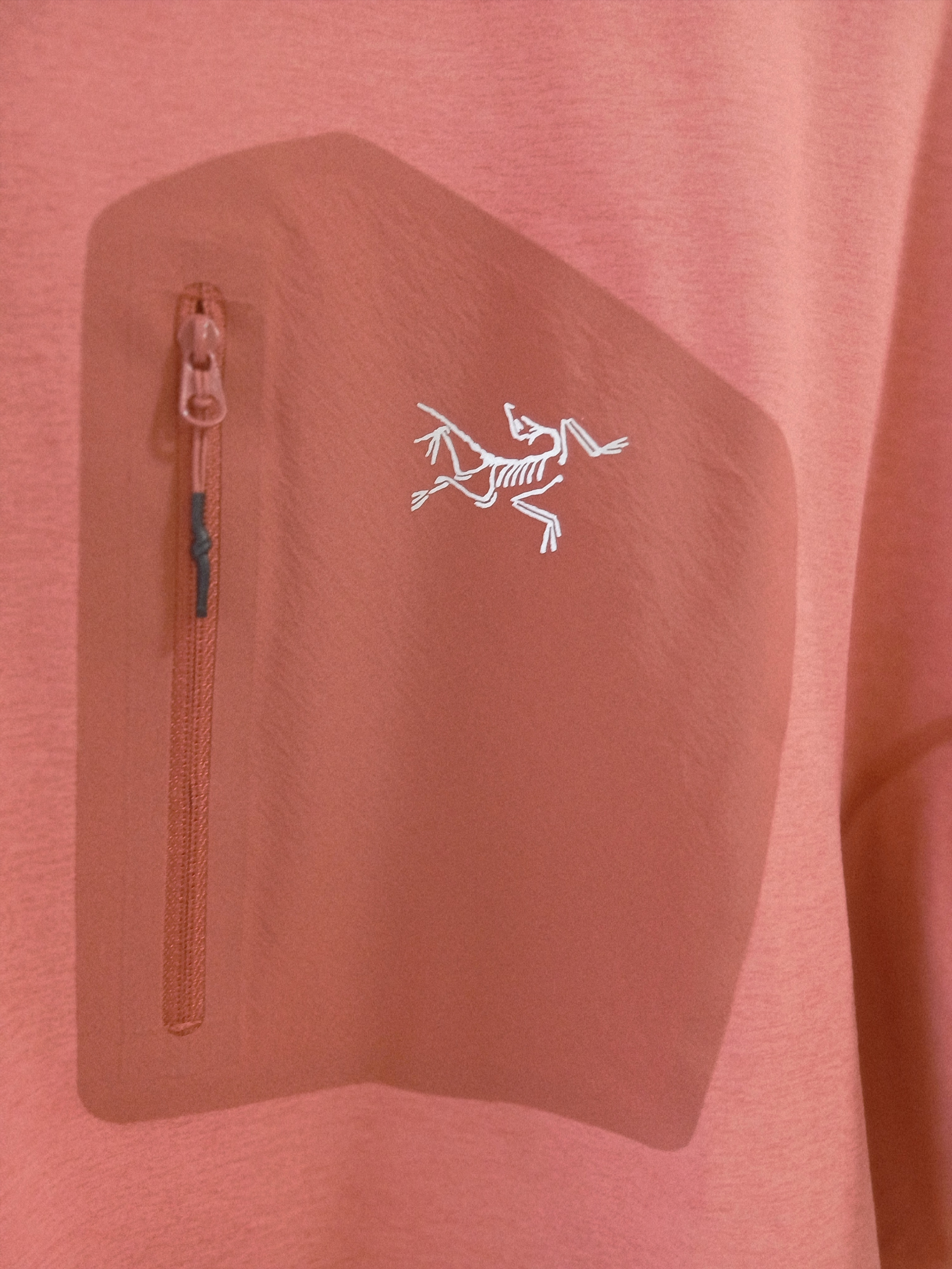 Arc'teryx Konseal Pocket SS T-Shirt Stone Red Dk Stone 착용 스타일 - 4