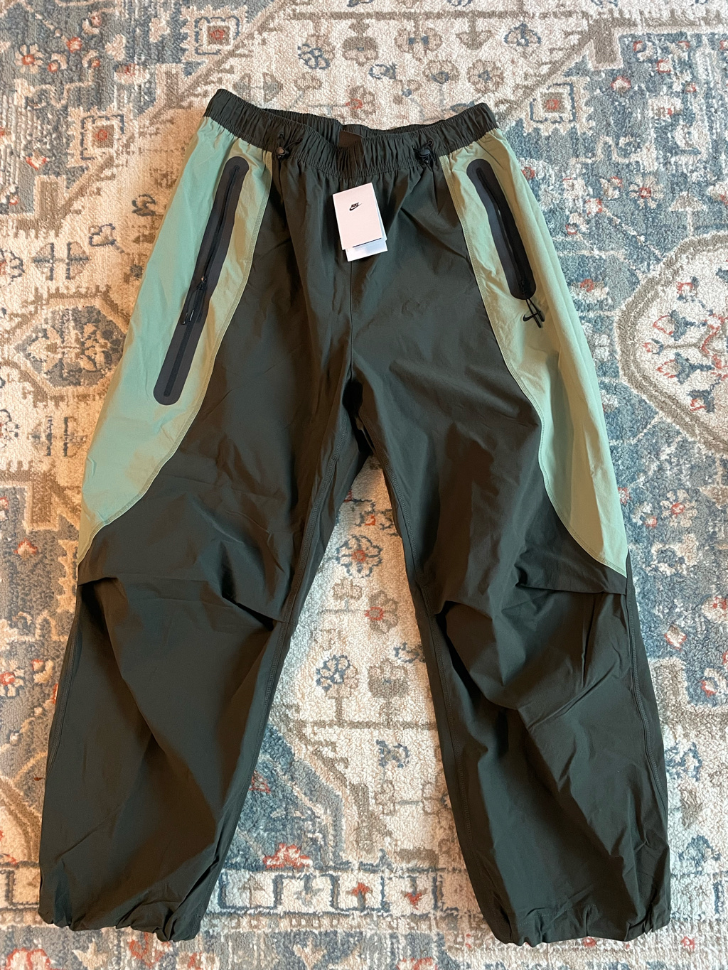 Nike Tech Dri-Fit Woven Colour Block Oversized Trousers Sequoia Oil Green - Asia 착용 스타일 - 1