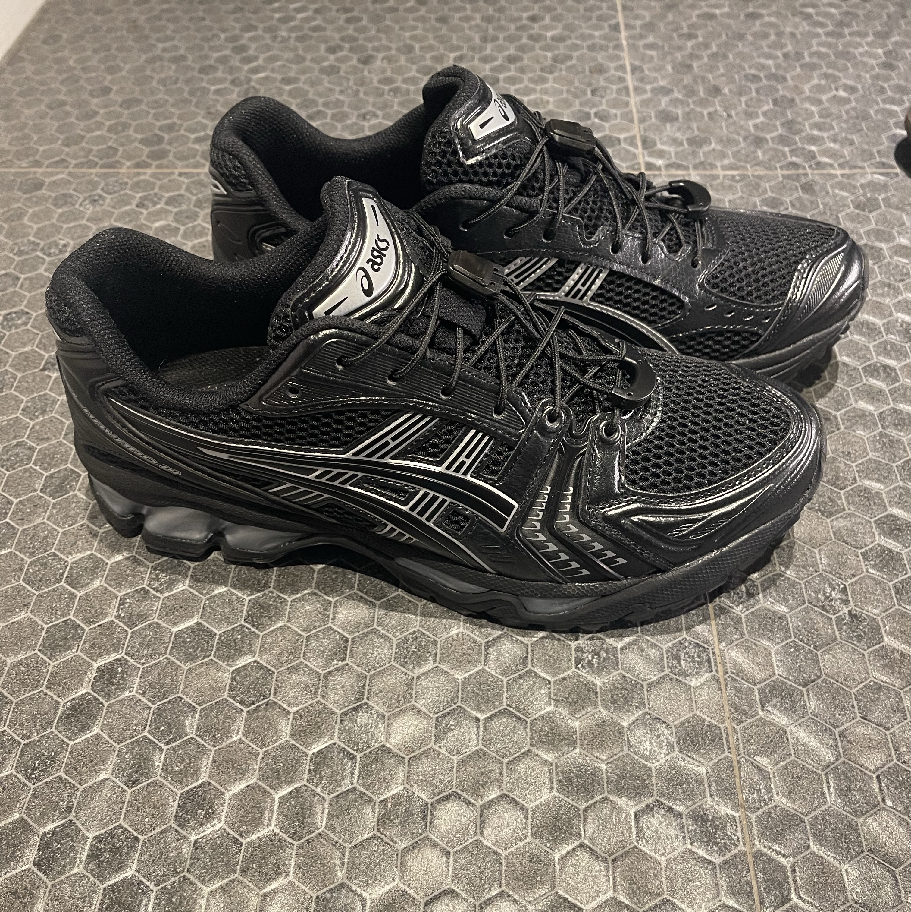 Asics Unlimited Gel-Kayano 14 Carrier Grey Black, Asics Gel-Kayano 14 Black Pure Silver 착용 스타일 - 4