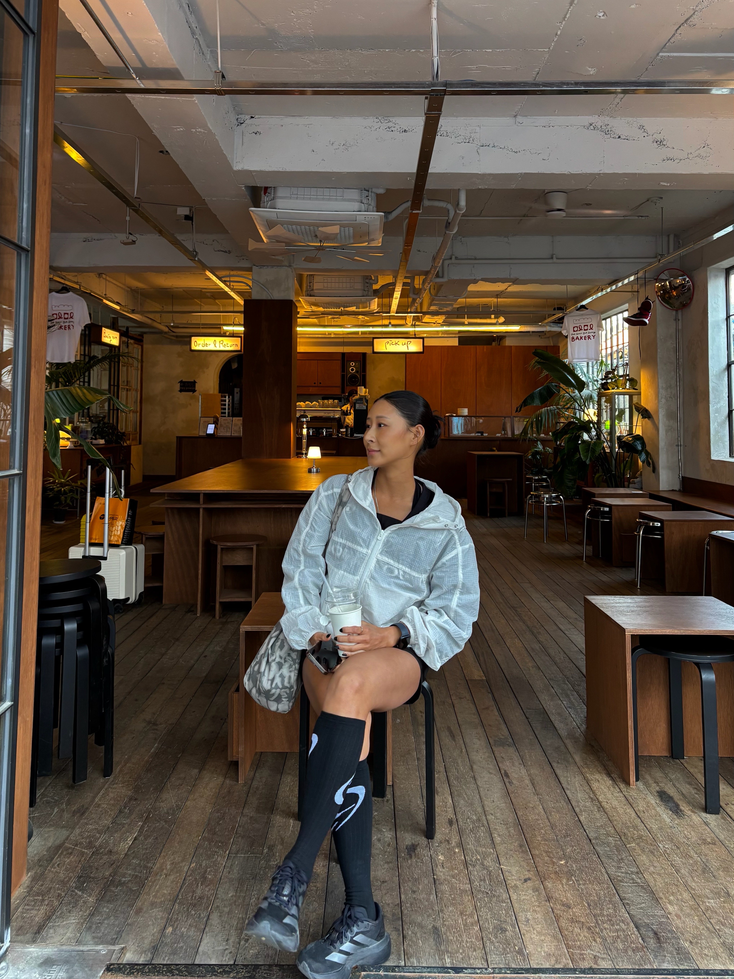 [KREAM 단독] runwhither Windbreaker Jacket V2 White, [KREAM 단독] runwhither Womens 3inch Shorts Black 착용 스타일 - 1