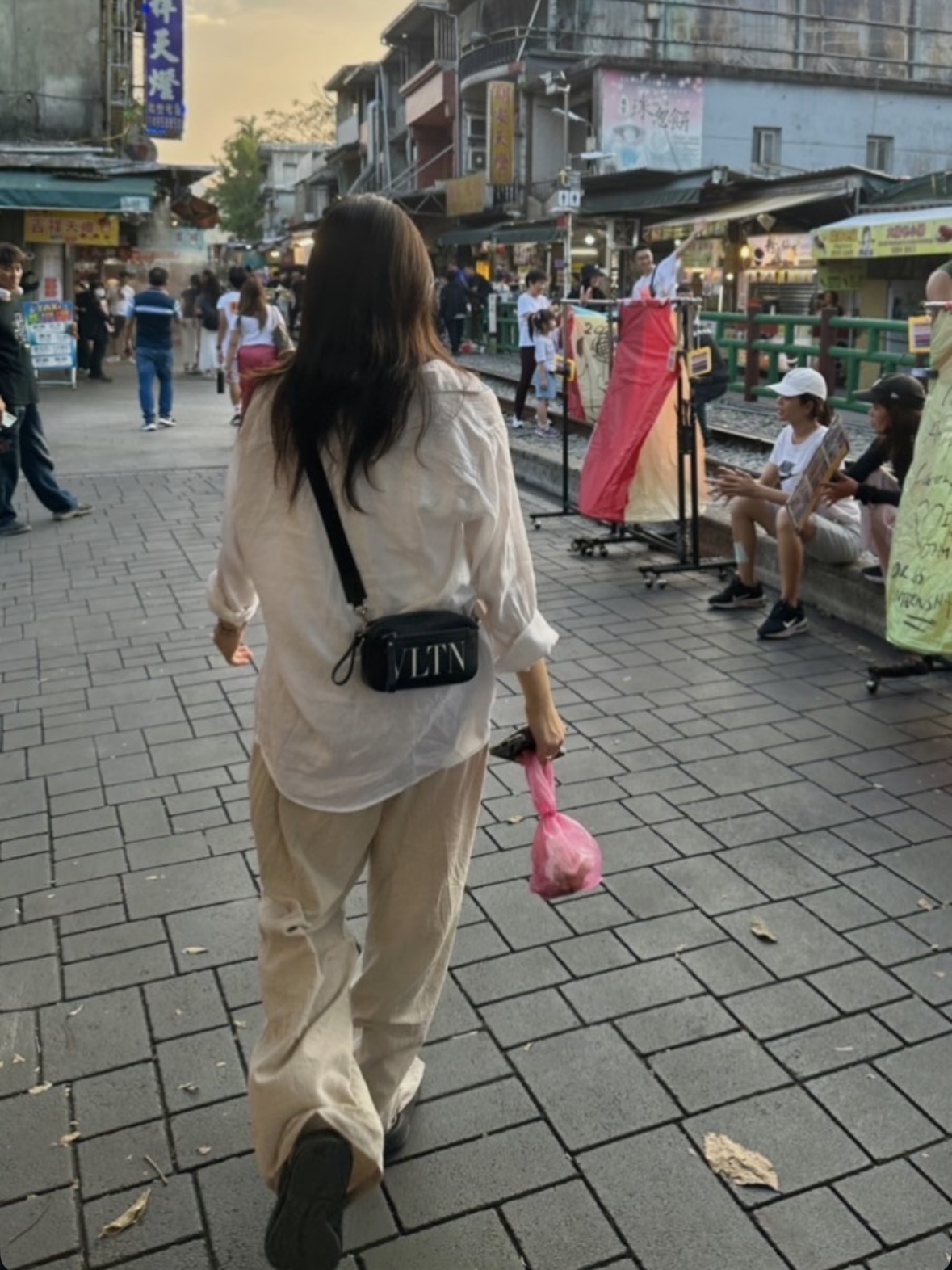 Valentino Small Leather VLTN Belt Bag Black White 착용 스타일 - 1