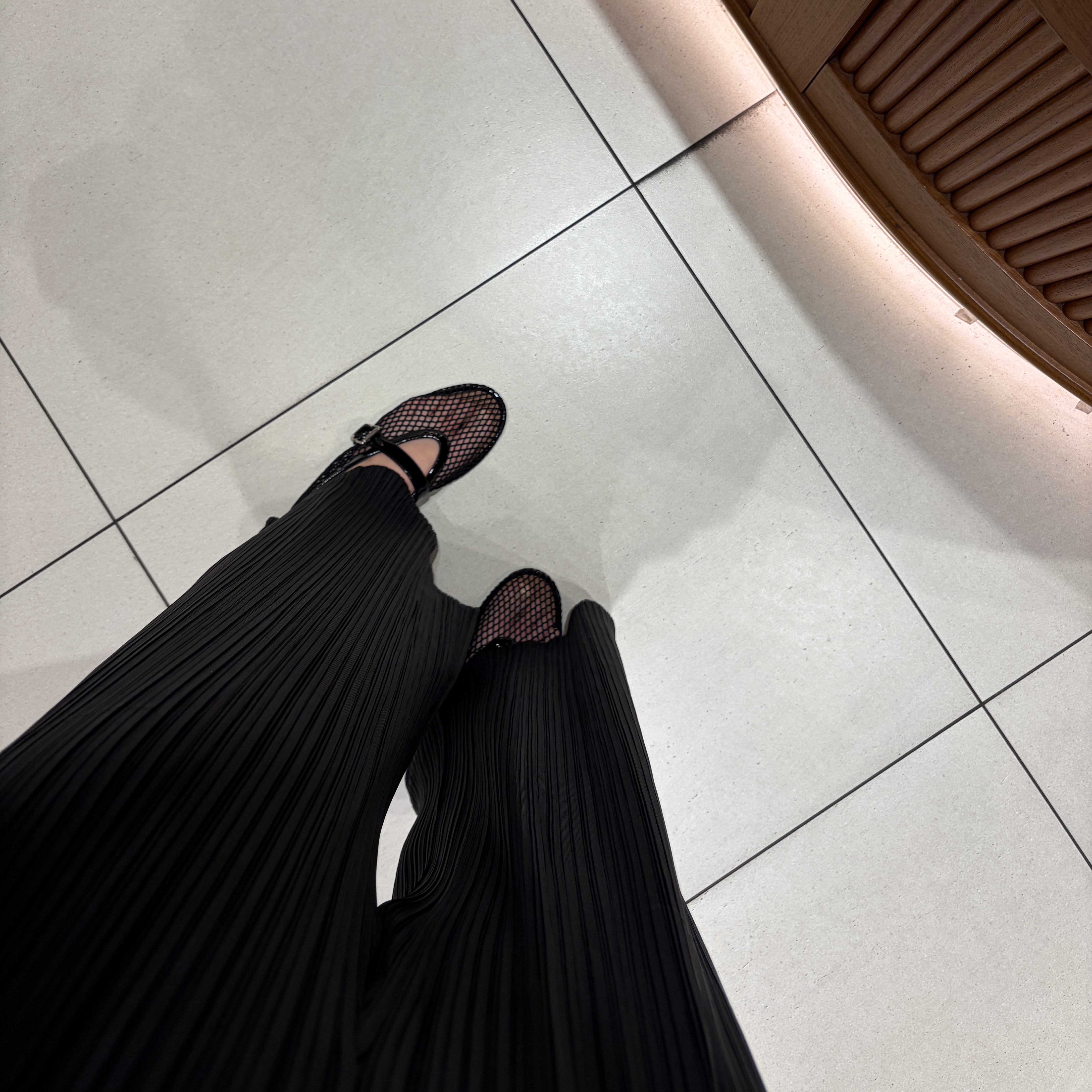 (W) Alaia Ballet Flats in Fishnet Black 착용 스타일