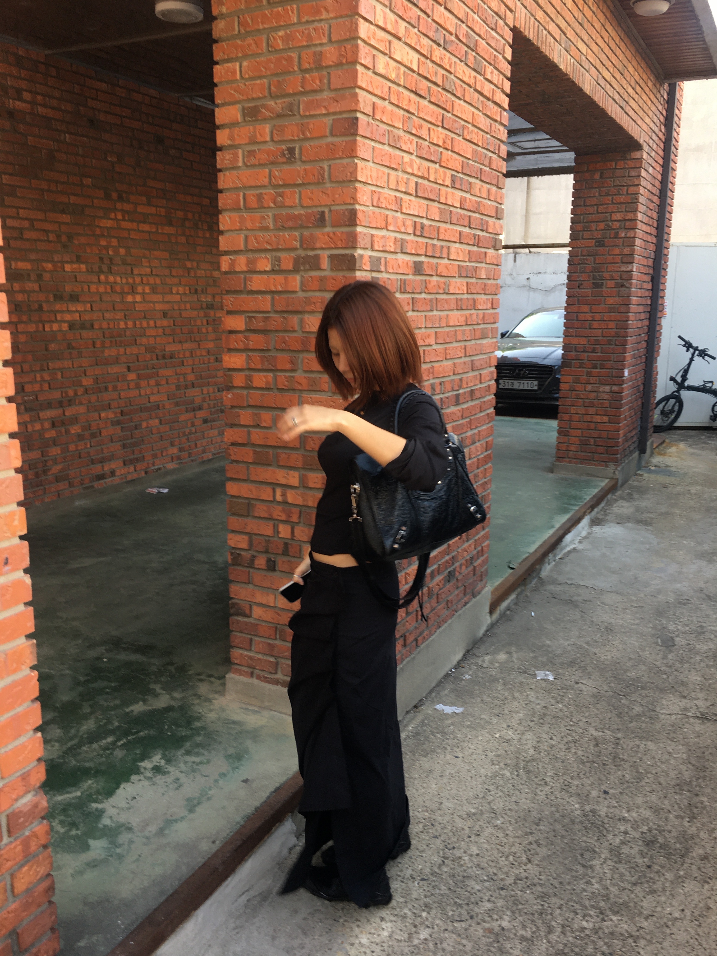 Balenciaga Le City Medium Bag Black Silver 착용 스타일 - 1