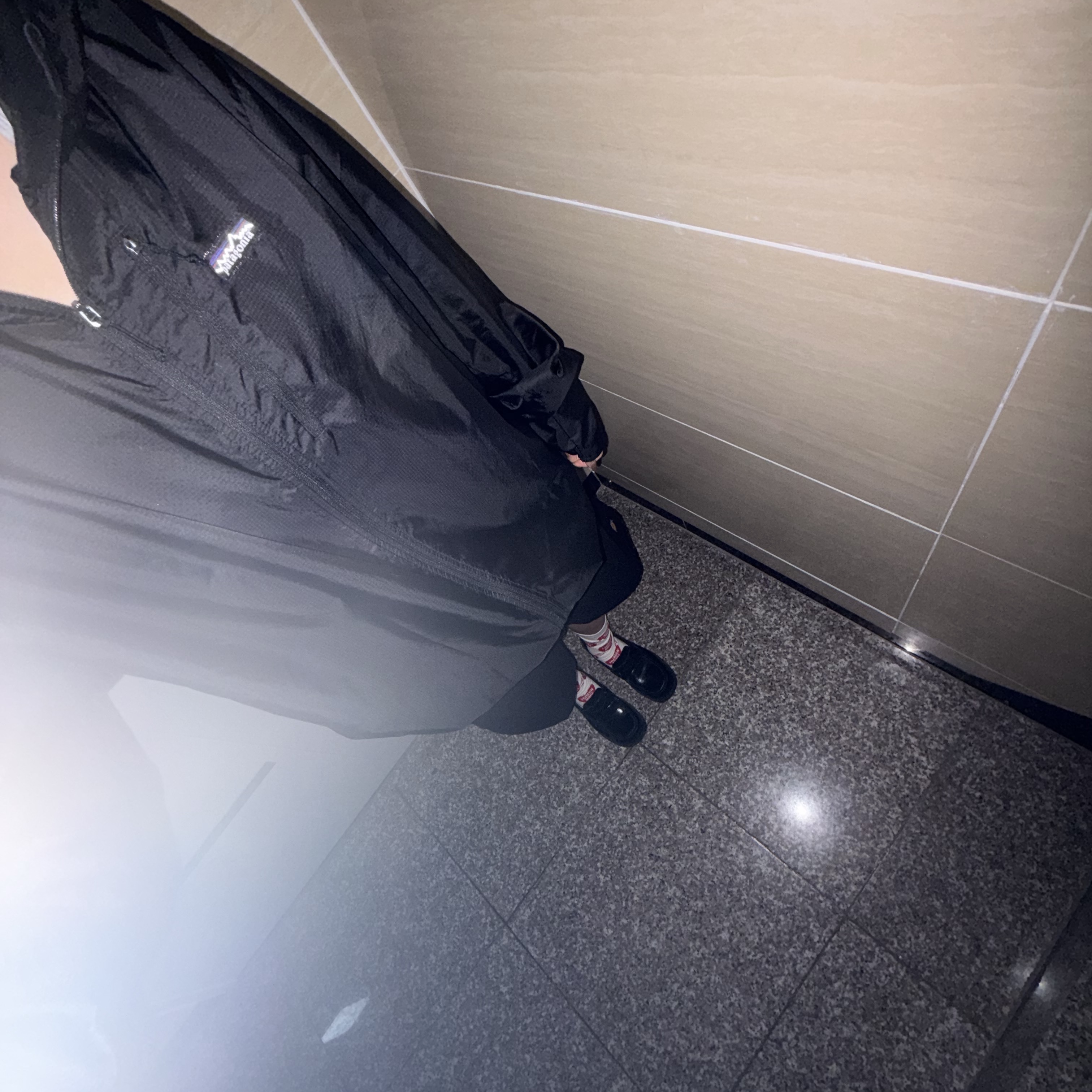 Patagonia Houdini Jacket Black/Black, Haruta HS-4900 Oiko Loafer Black 착용 스타일