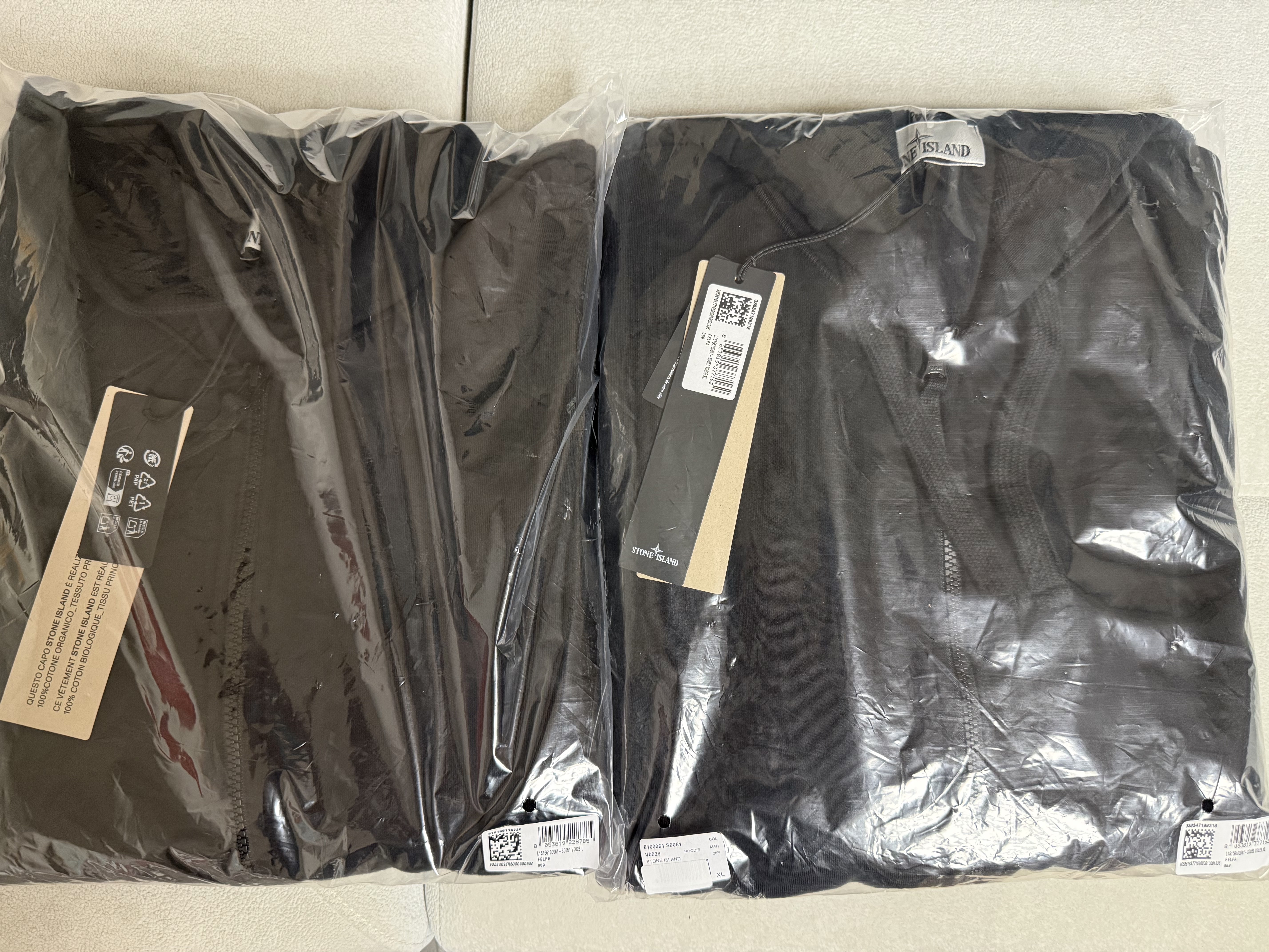 Stone Island 6100061 Organic Cotton Fleece Regular-Fit Zip-Up Hooded Sweatshirt Black - 26SS 착용 스타일