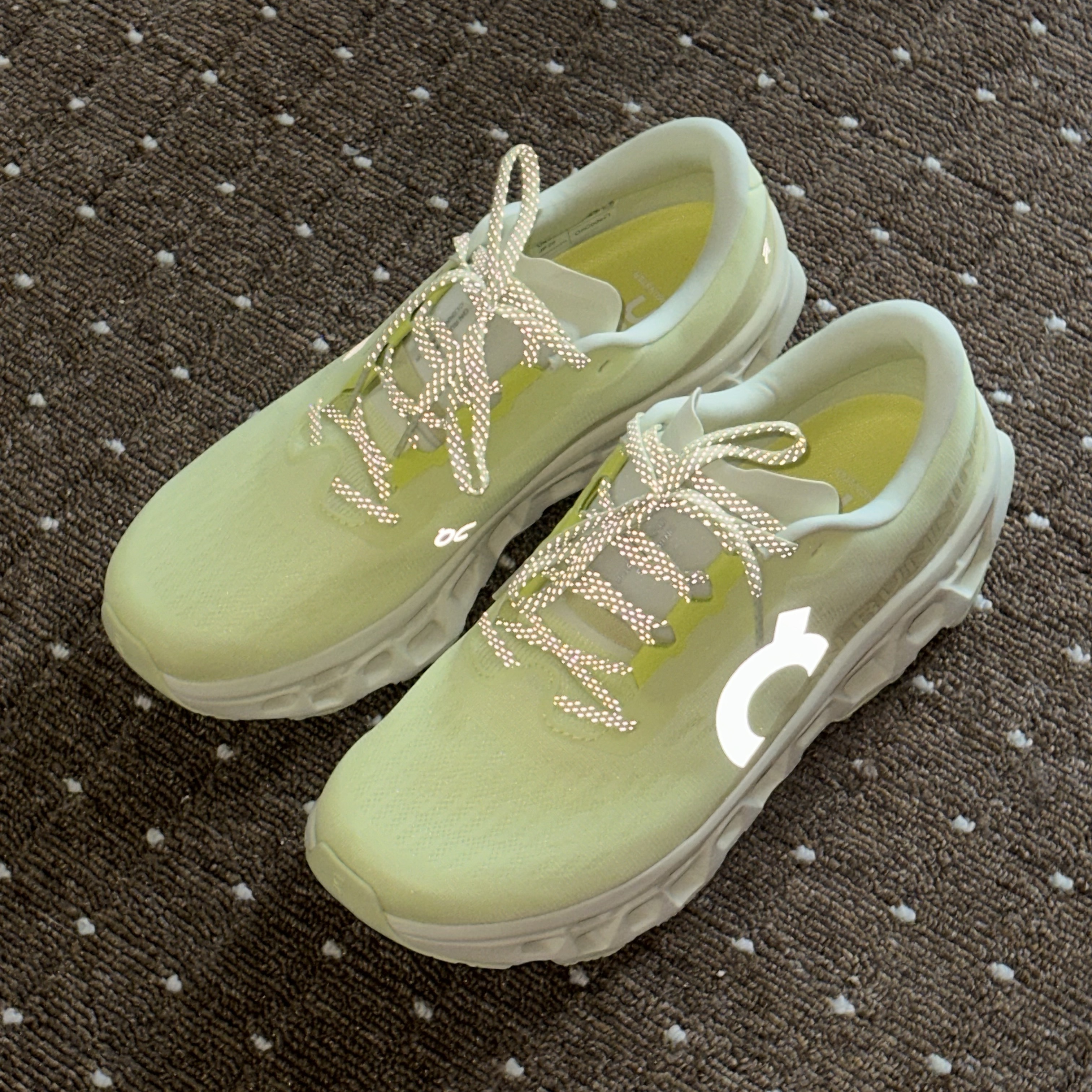 On Running Cloudmonster 3 Limelight Seedling 착용 스타일 - 1