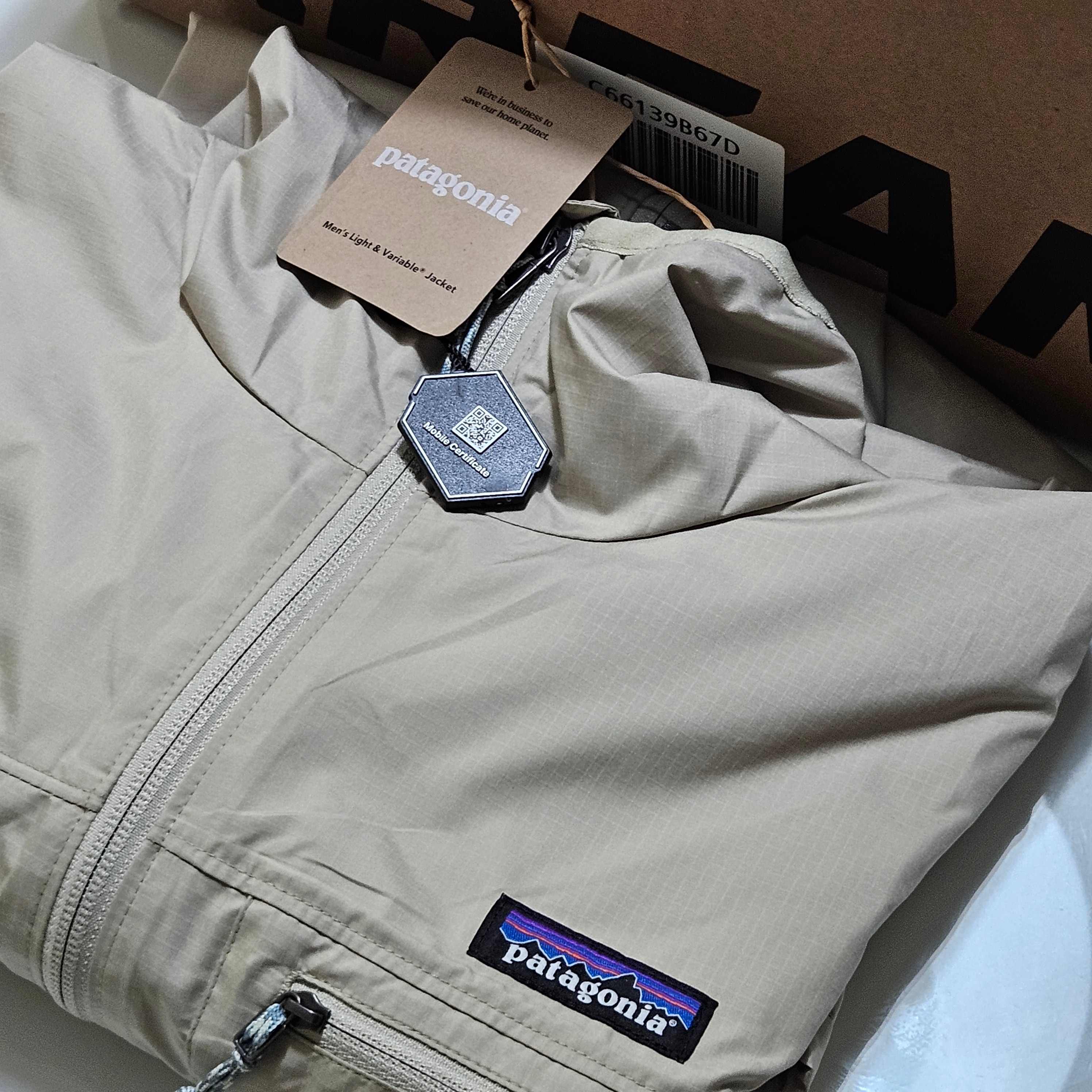 Patagonia Light Variable Jacket Weathered Stone 착용 스타일