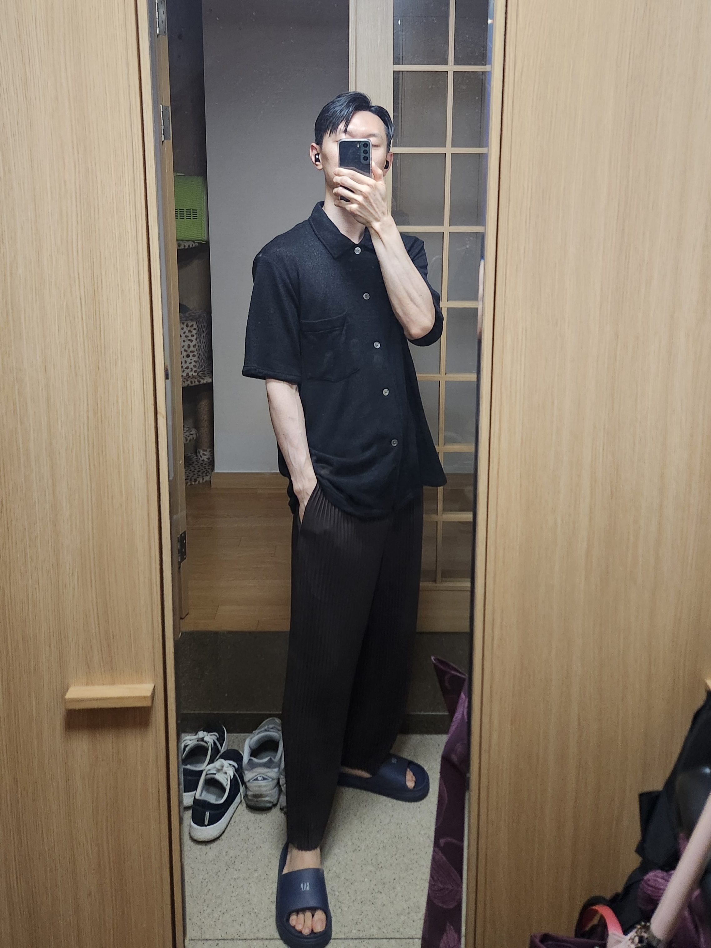 Our Legacy Shortsleeve Box Shirt Black Boucle 착용 스타일