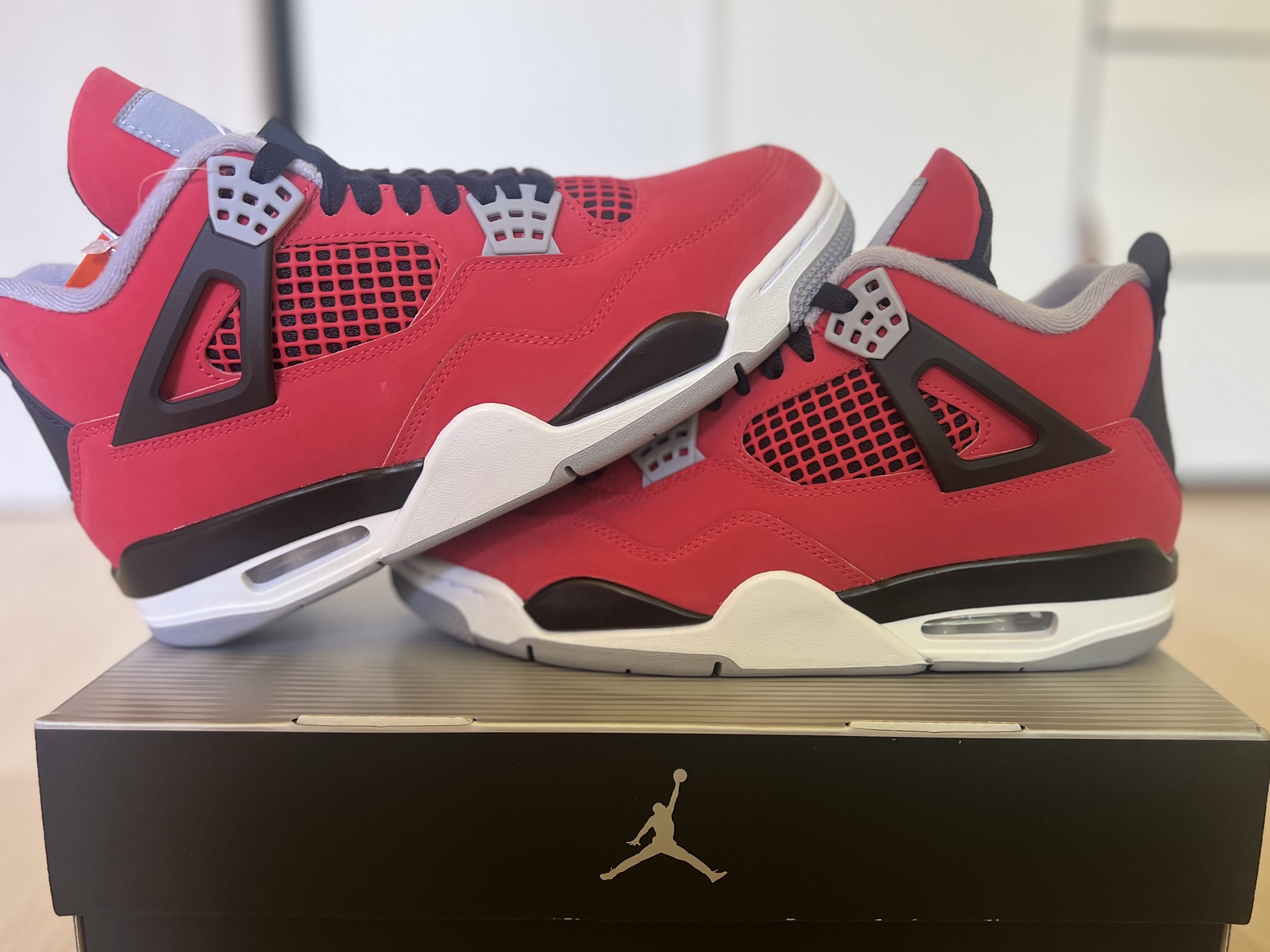 Jordan 4 Toro Bravo Fire Red and Black 2026 착용 스타일