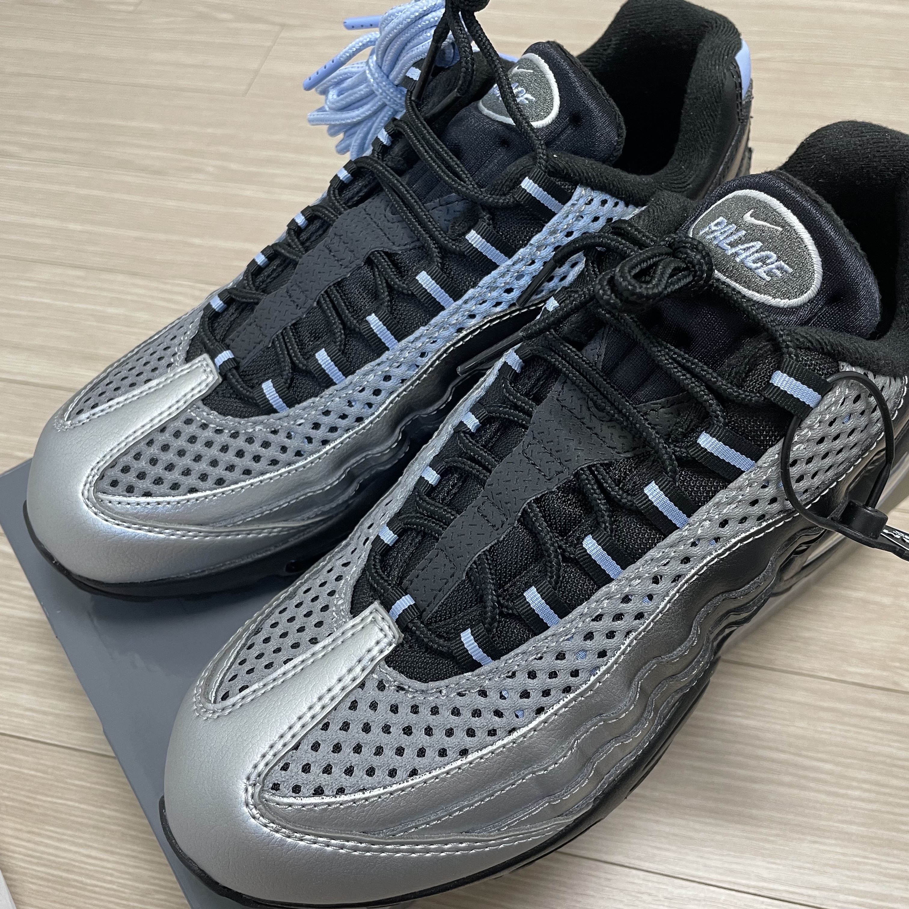 Nike x Palace Air Max 95 Metallic Silver Aluminum 착용 스타일 - 1
