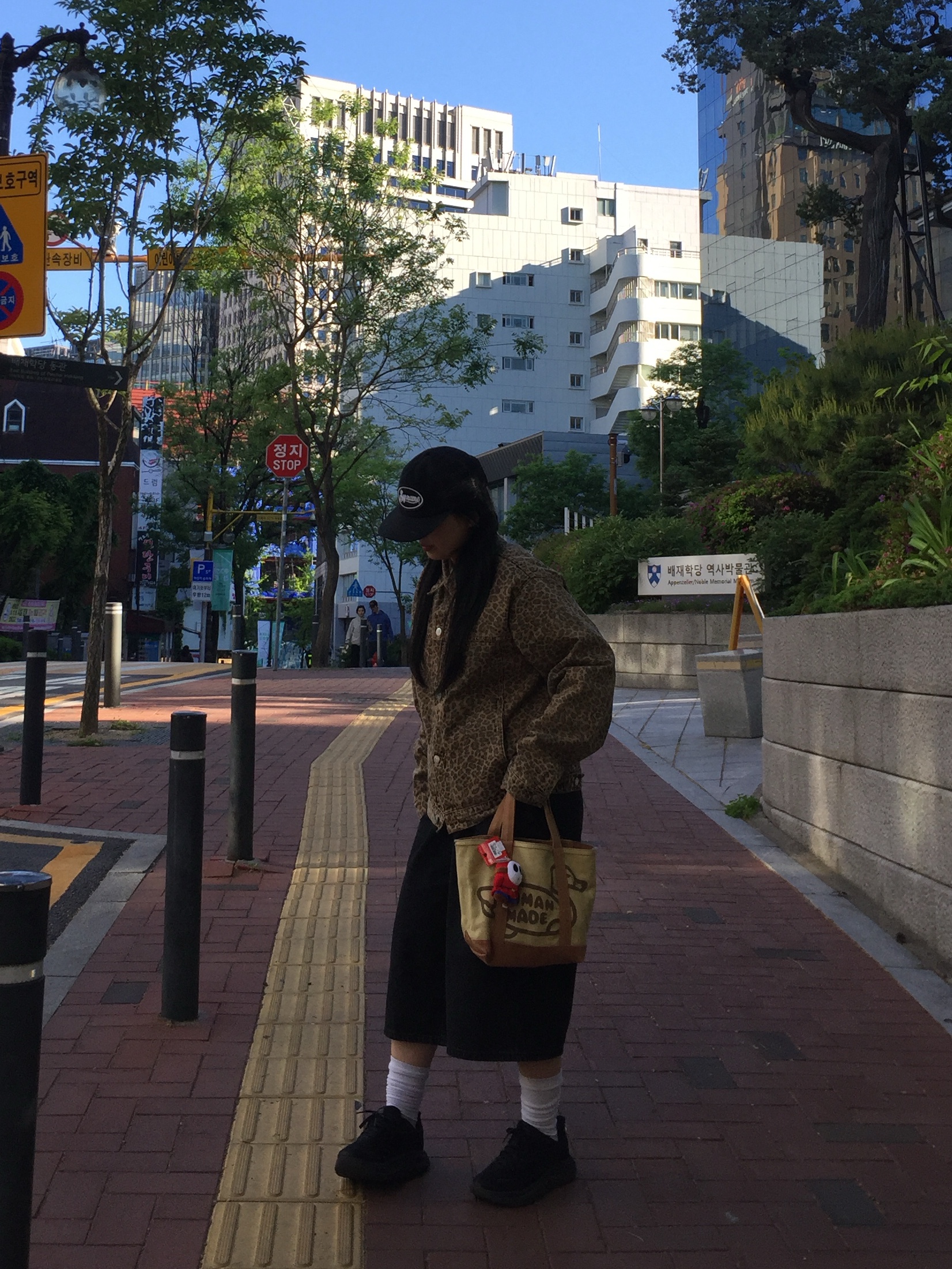 Stussy Trucker Jacket Denim Leopard 착용 스타일 - 3