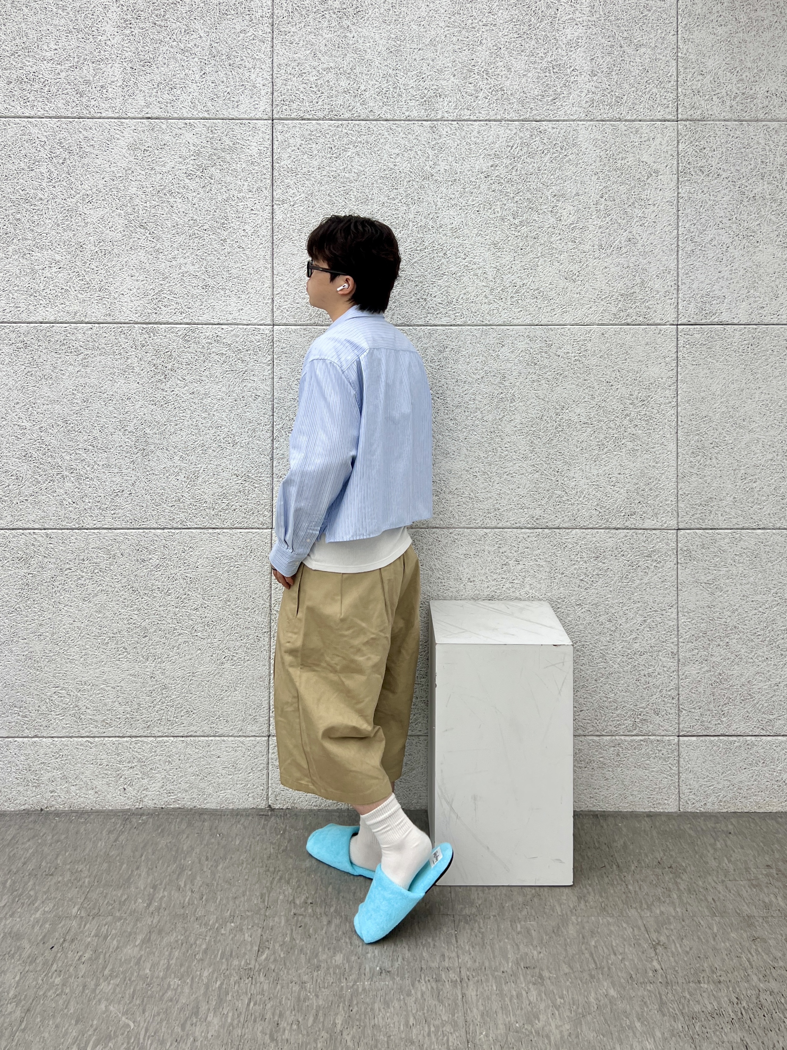 Uniqlo x JW Anderson Oxford Boxy Shirt Blue 착용 스타일 - 2