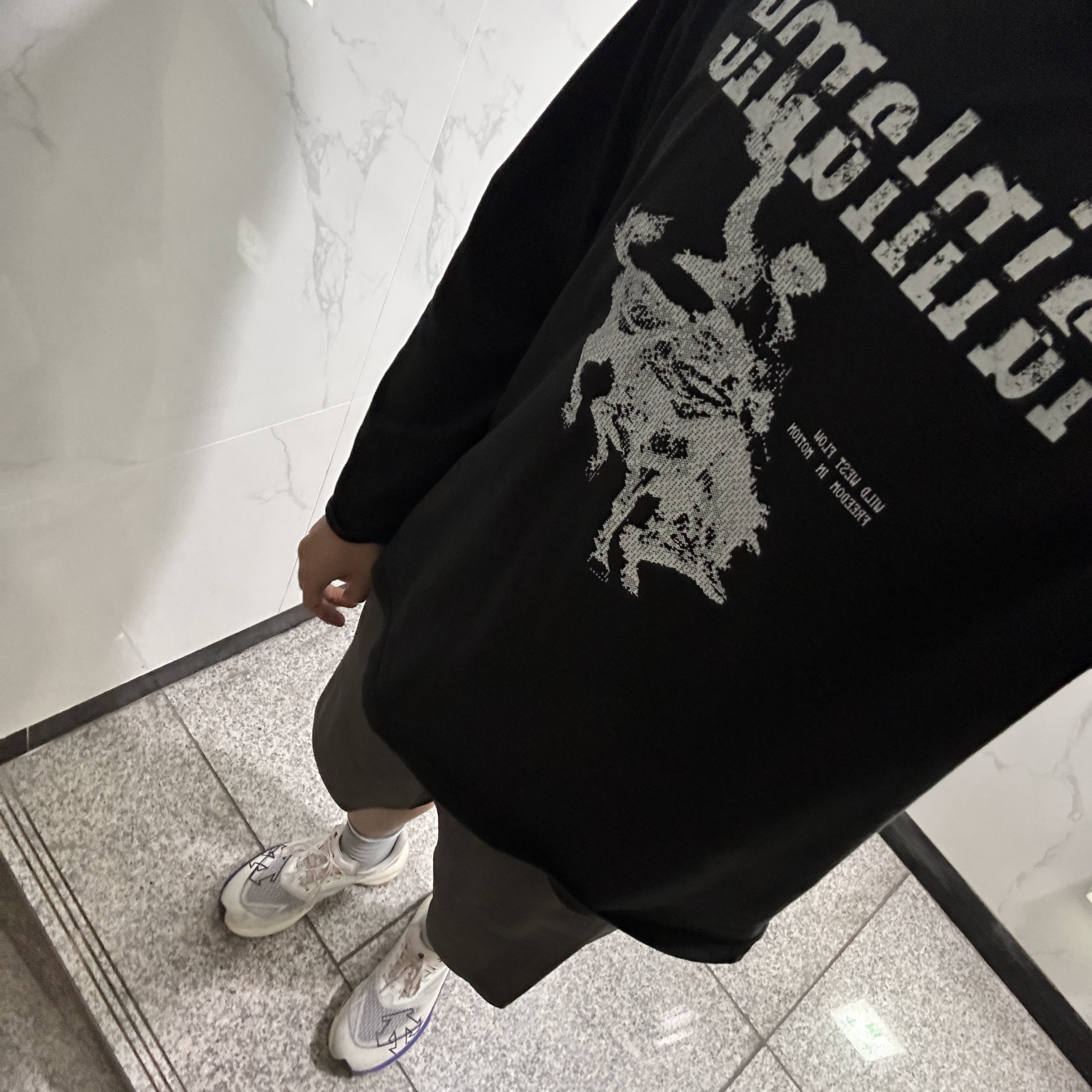 lainlame Cowboy Running Long T-Shirts Black 착용 스타일